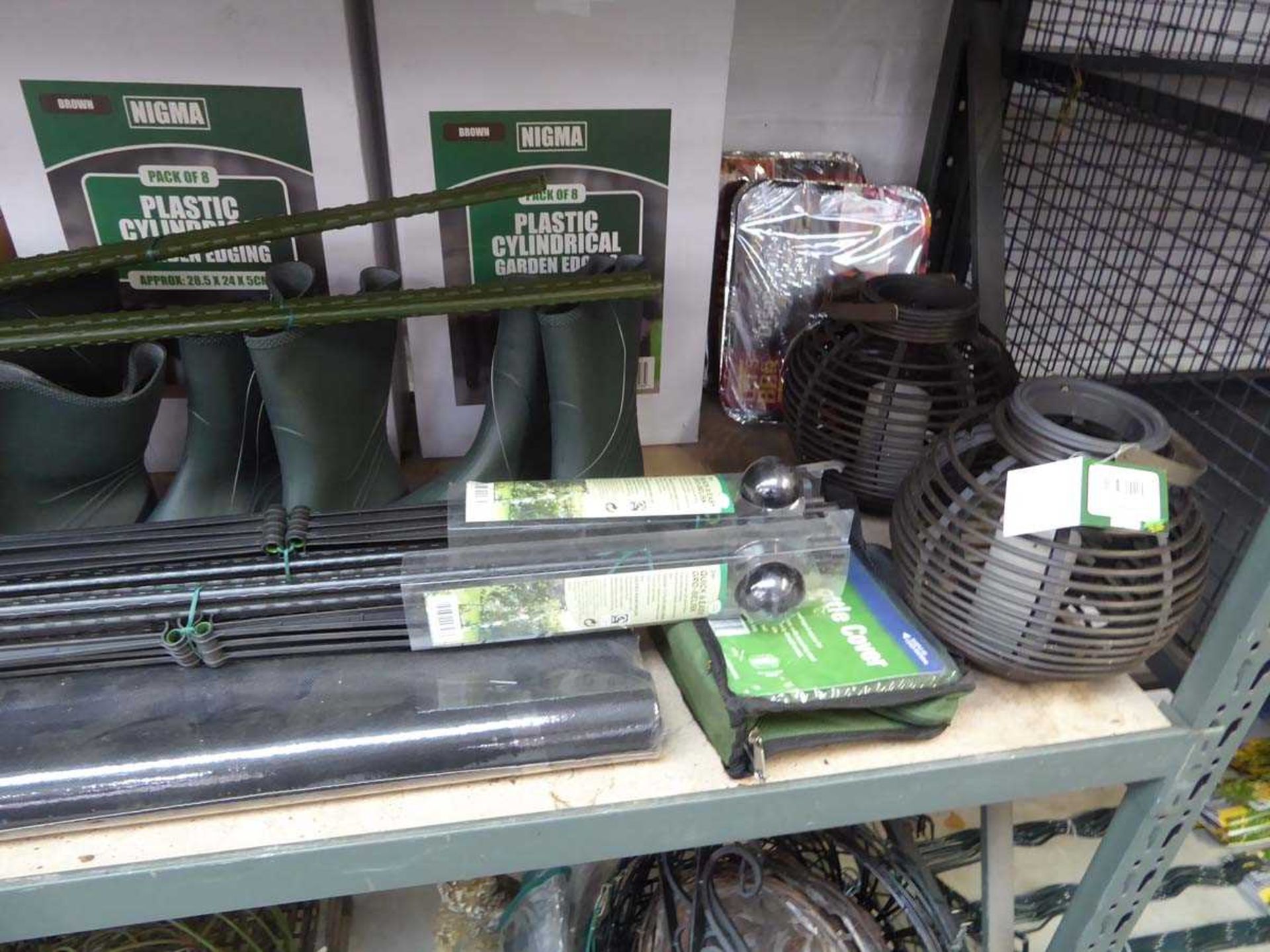 2 bays of mixed gardening related items incl. weed control fabric, tomato plant support frames, - Bild 5 aus 7