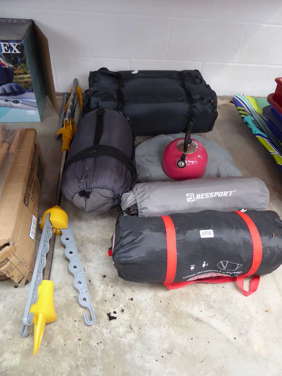 Quantity of mixed camping related items incl. sleeping bags, kettle, rotary line, etc.