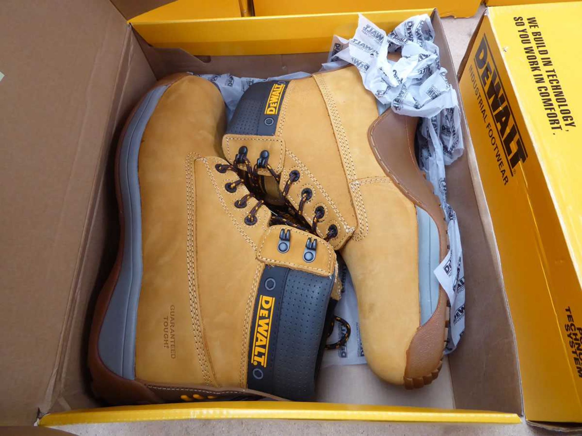 +VAT Boxed pair of DeWalt Mason steel toe safety boots in tan (size 11) - Bild 2 aus 2