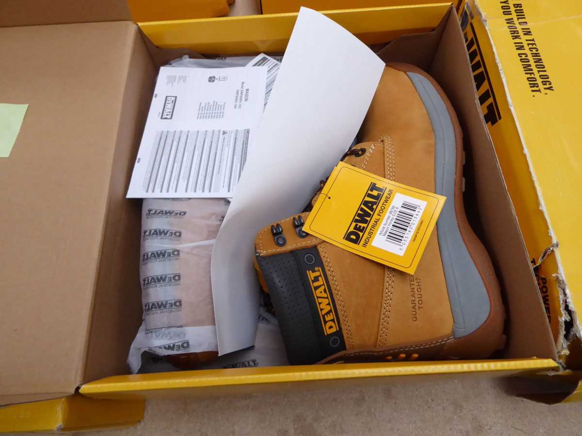 +VAT Boxed pair of DeWalt Mason steel toe safety boots in tan (size 8) - Bild 2 aus 2