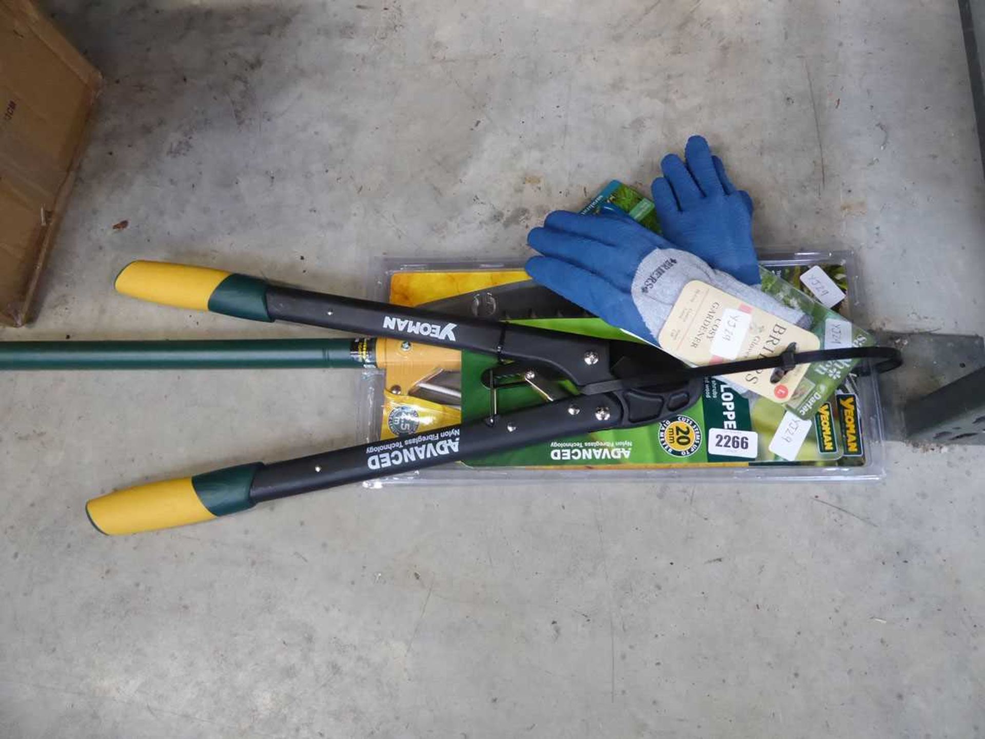 Quantity of mixed garden tooling incl. pair of Yeoman loppers, tree pruner, gardening gloves, etc. - Image 2 of 2