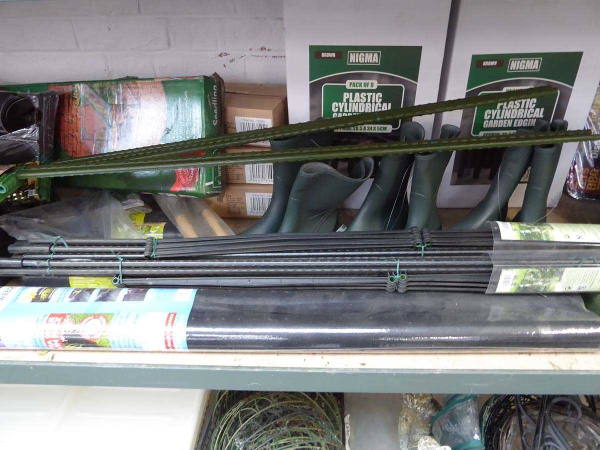 2 bays of mixed gardening related items incl. weed control fabric, tomato plant support frames, - Bild 6 aus 7