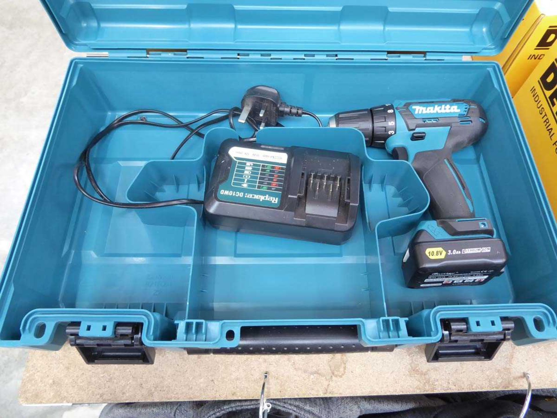Cased Makita cordless drill with battery and charger