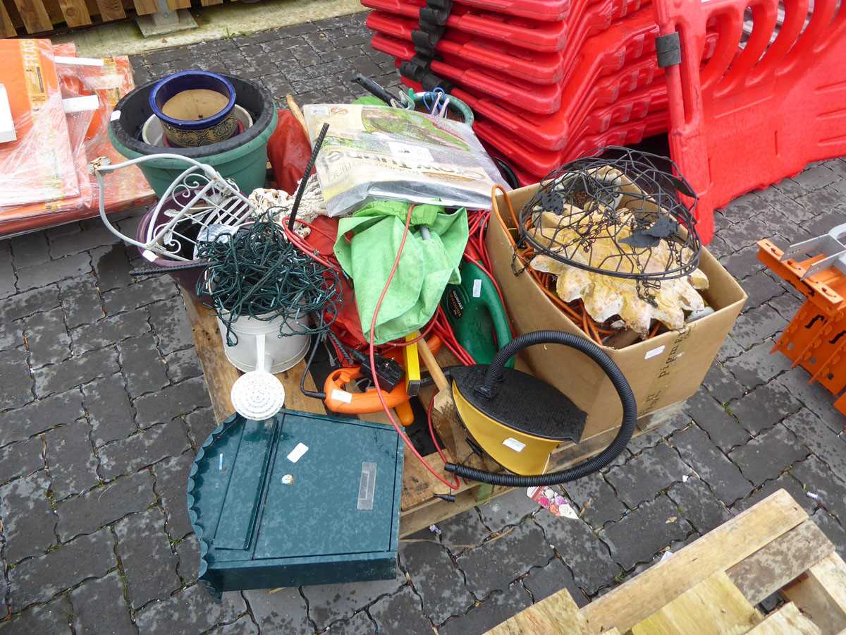 Pallet containing mixed garden related items incl. various style pots, watering can, wall mounted