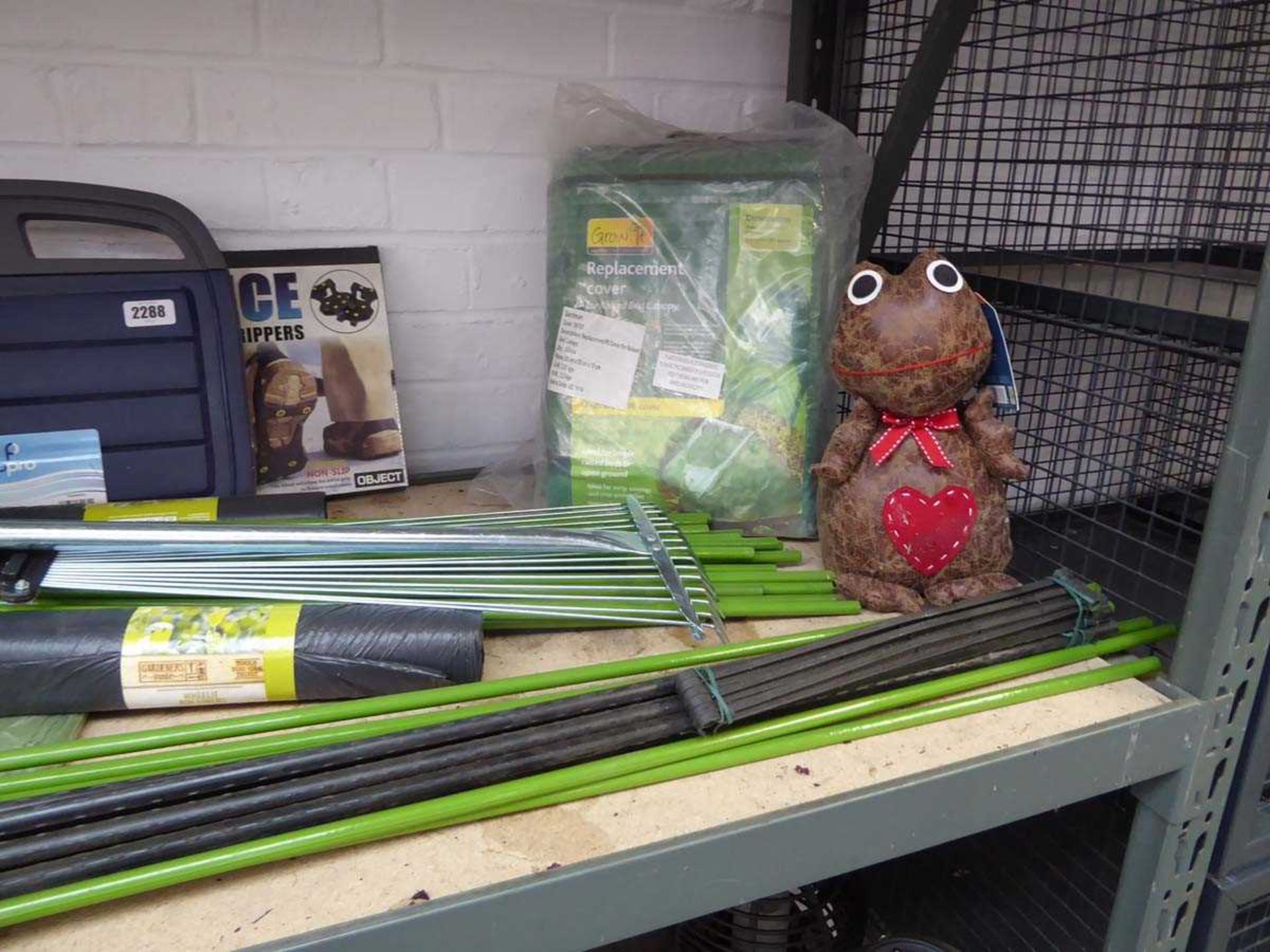 2 bays of mixed gardening related items incl. weed control fabric, tomato plant support frames, - Bild 4 aus 7