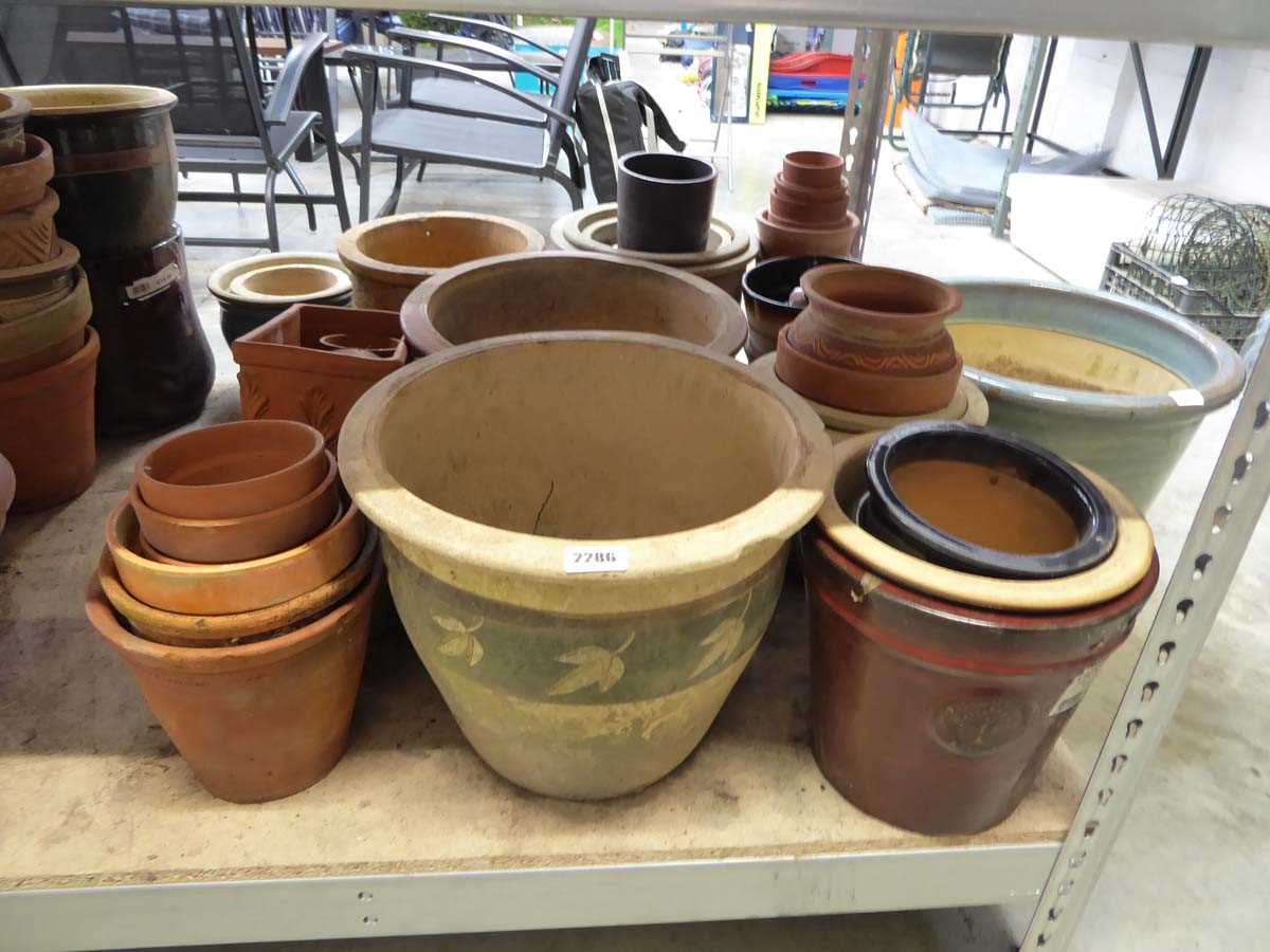 Large quantity of various sized garden pots