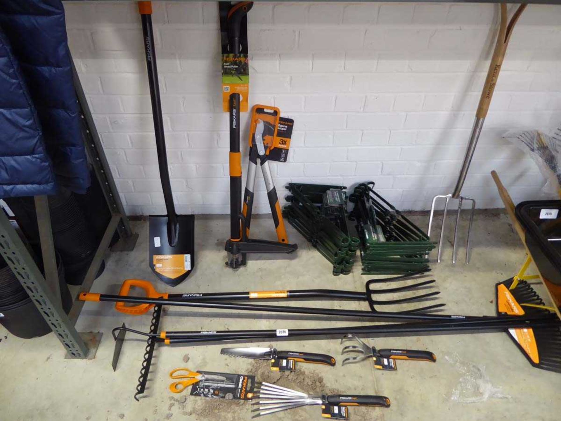 Large quantity of Fiskar garden tools incl. digging spade, weed puller, fork, rake, grass rake, hoe,