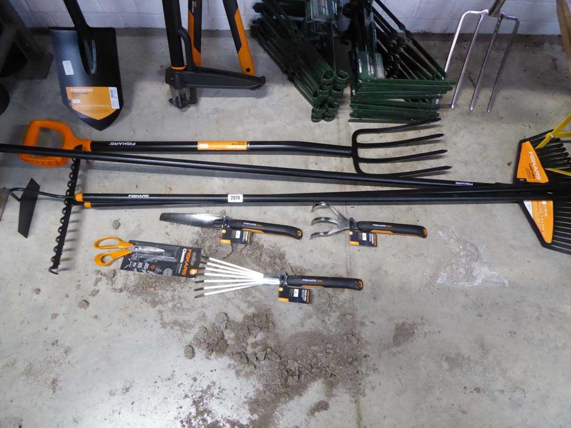 Large quantity of Fiskar garden tools incl. digging spade, weed puller ...