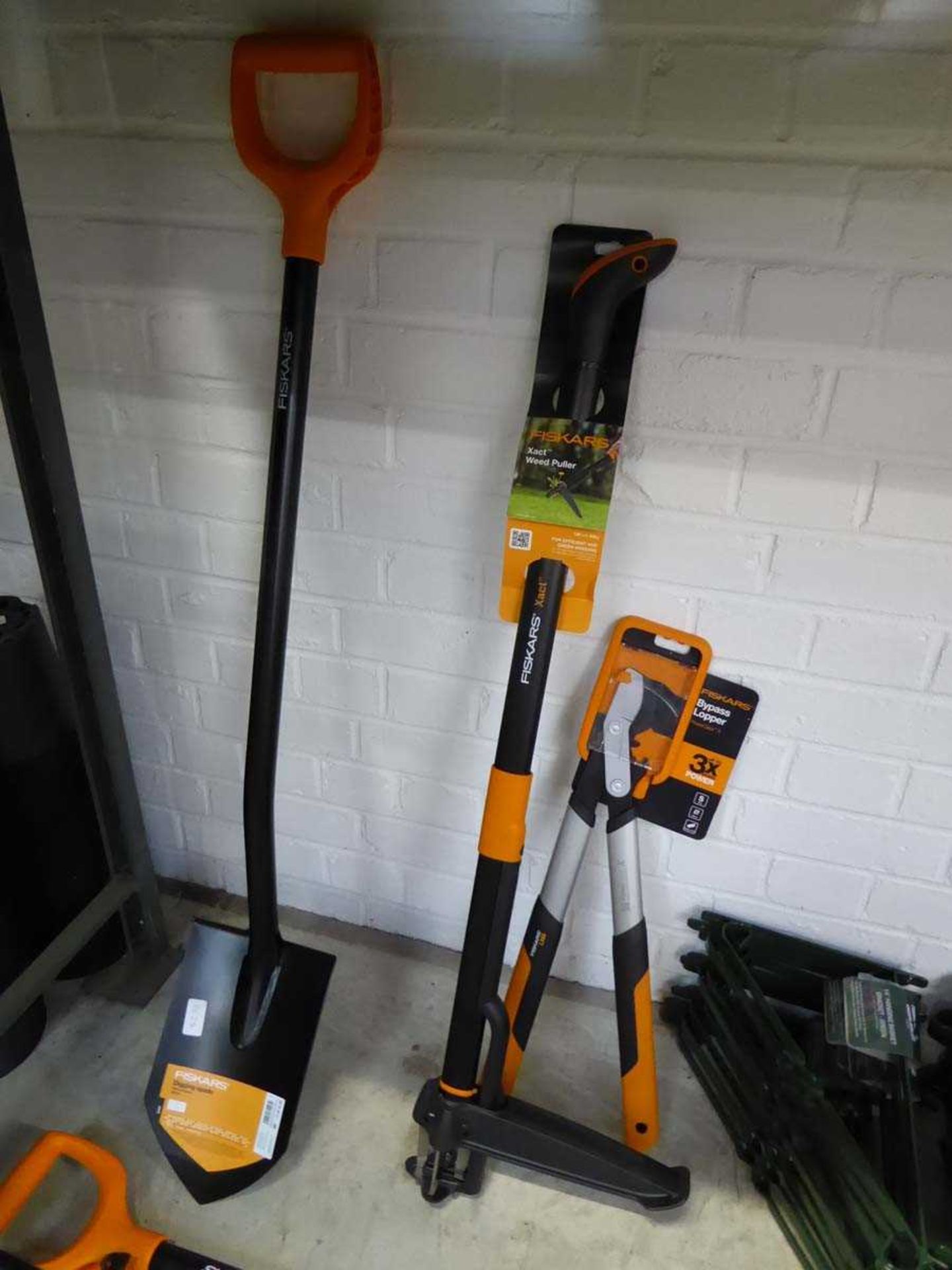 Large quantity of Fiskar garden tools incl. digging spade, weed puller ...