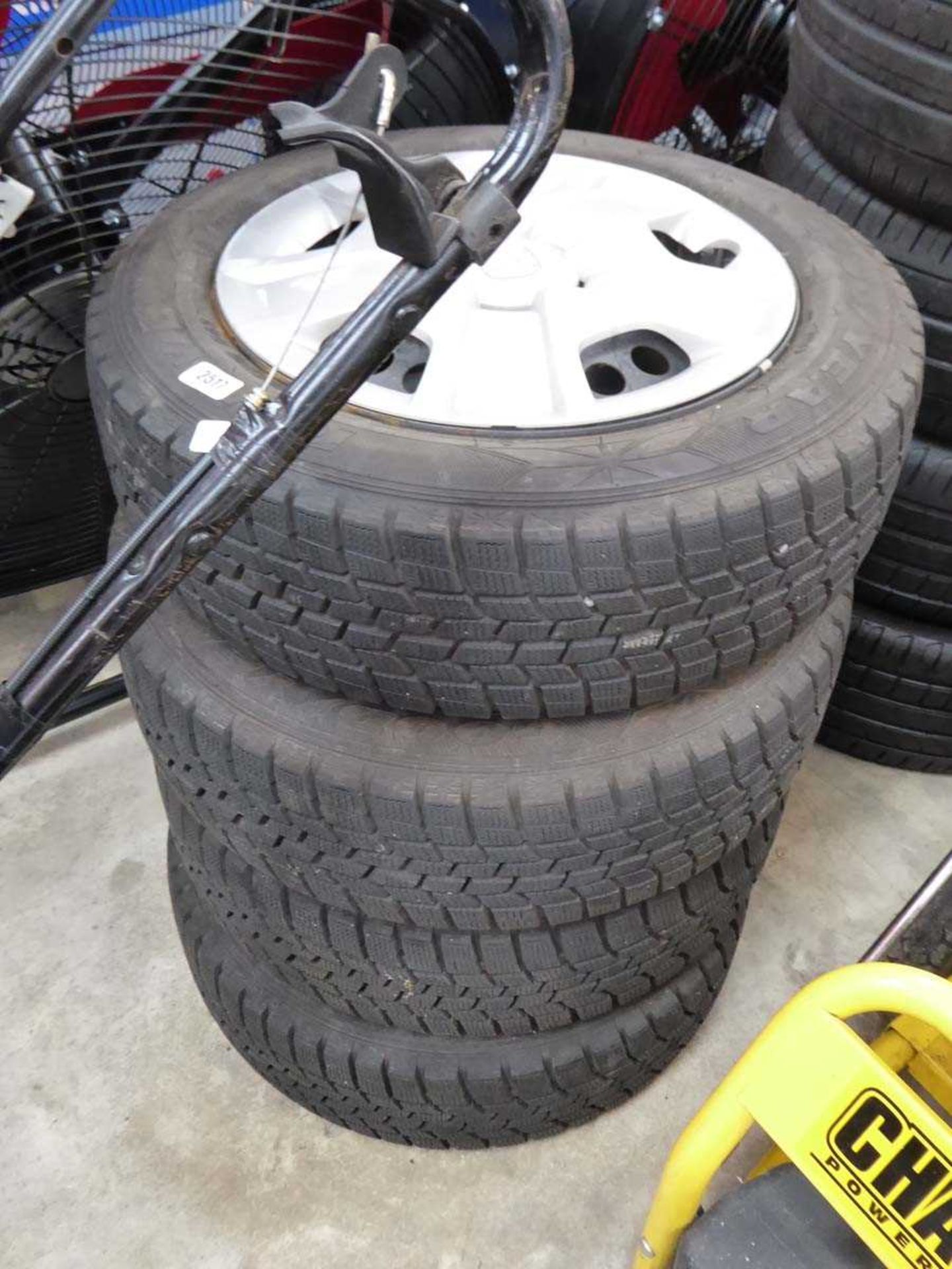 Set of 4 Ice Nav-6 car tyres (175/65/R15)
