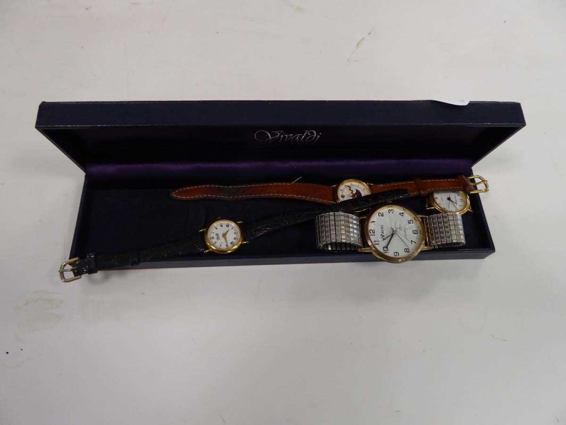 +VAT Box containing 4 watches and a watch without strap