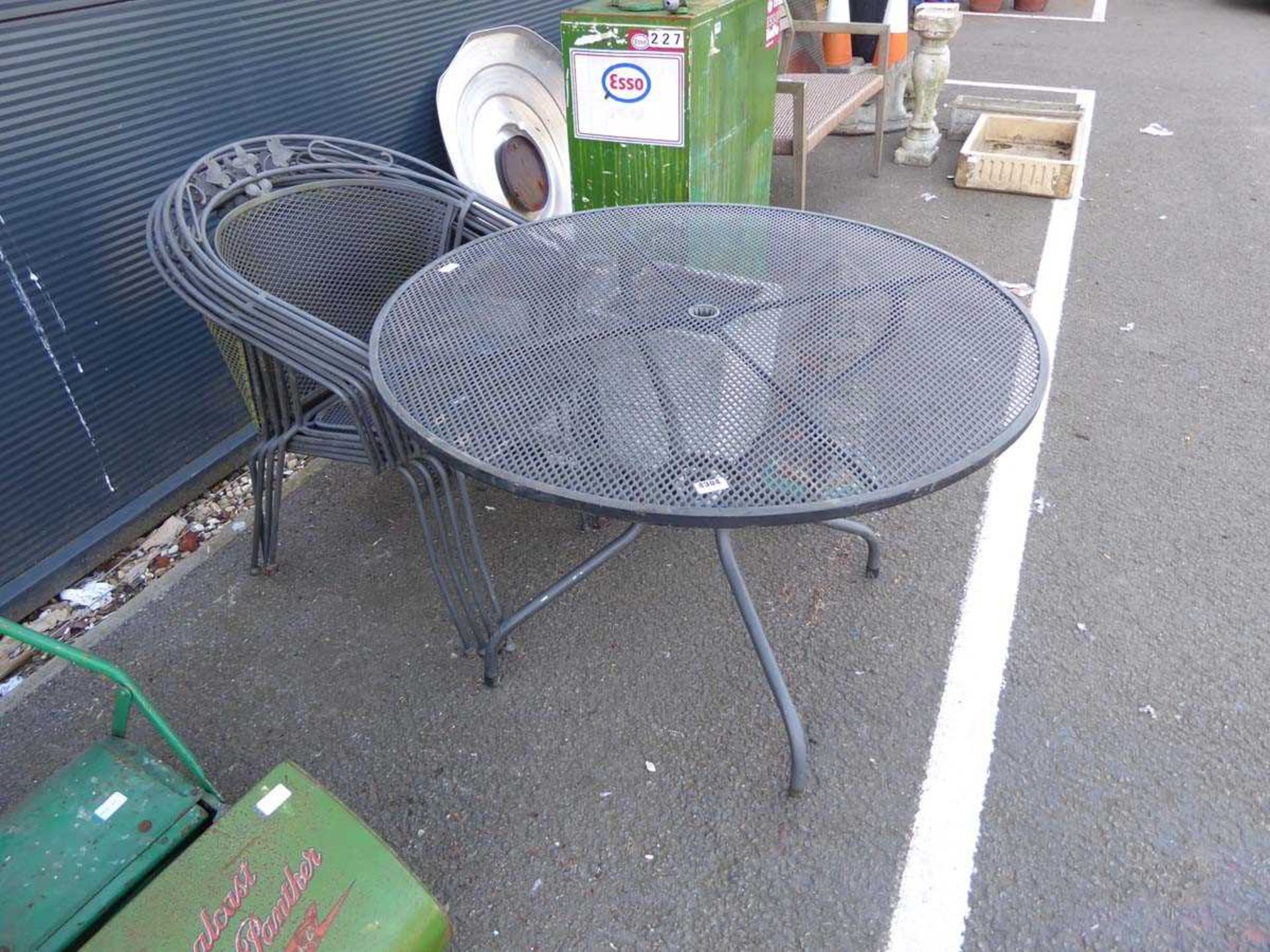 Round mesh garden table and chairs