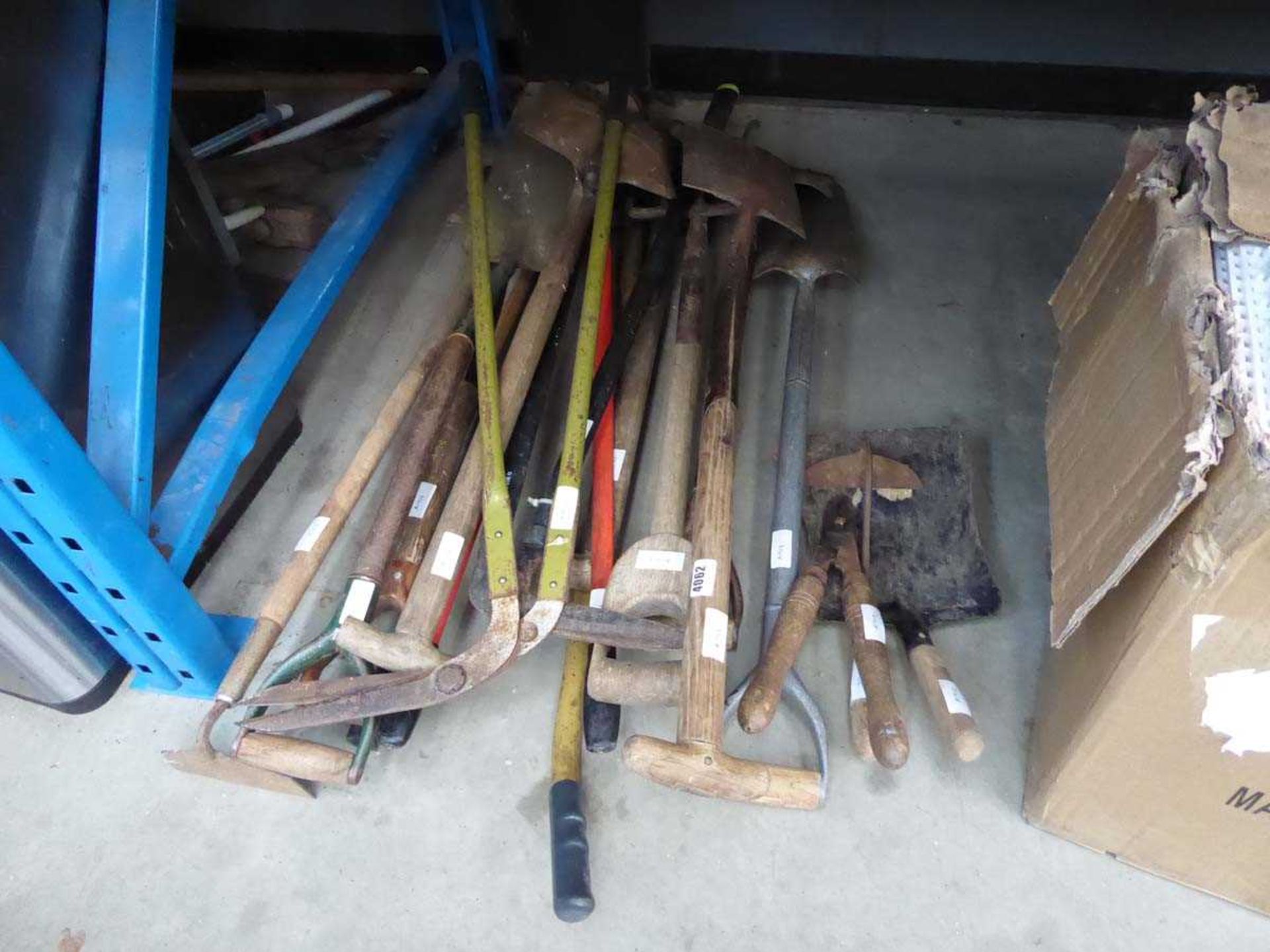 Quantity of assorted garden tools