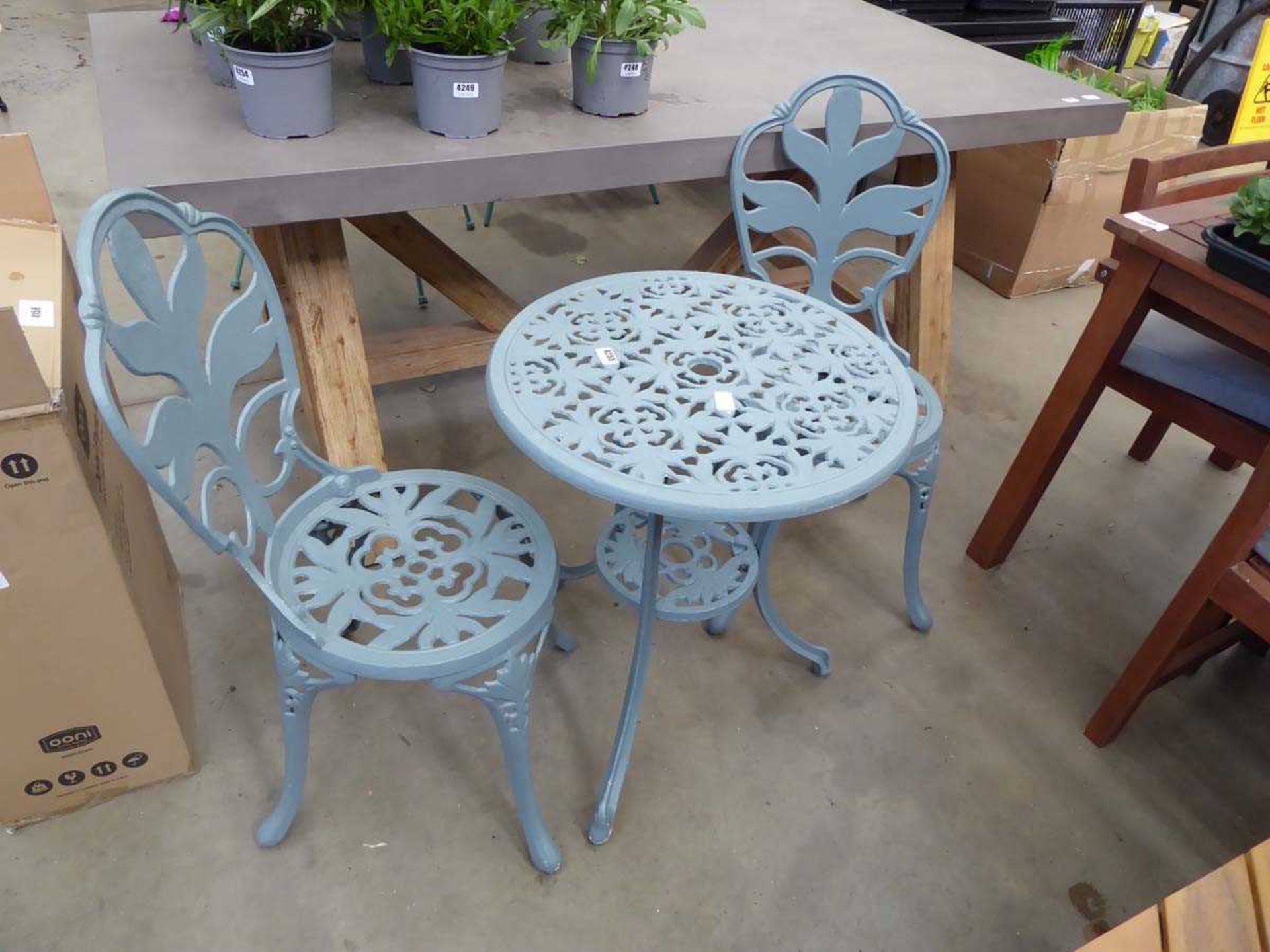 Small round metal garden table with 2 matching chairs