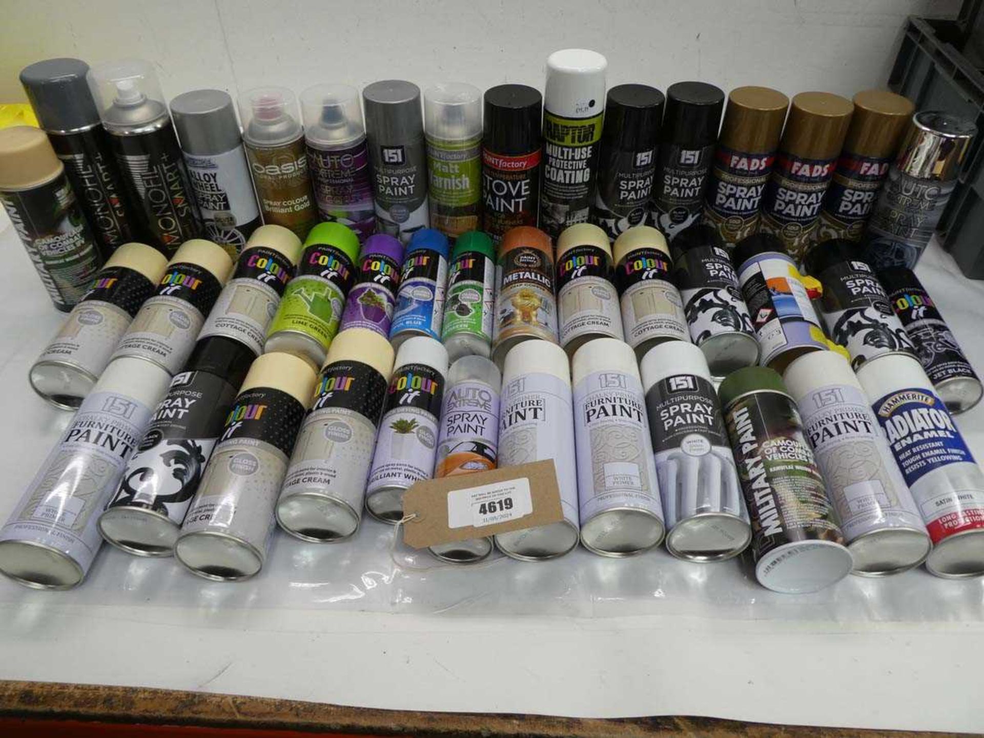 +VAT Large quantity of spray paints