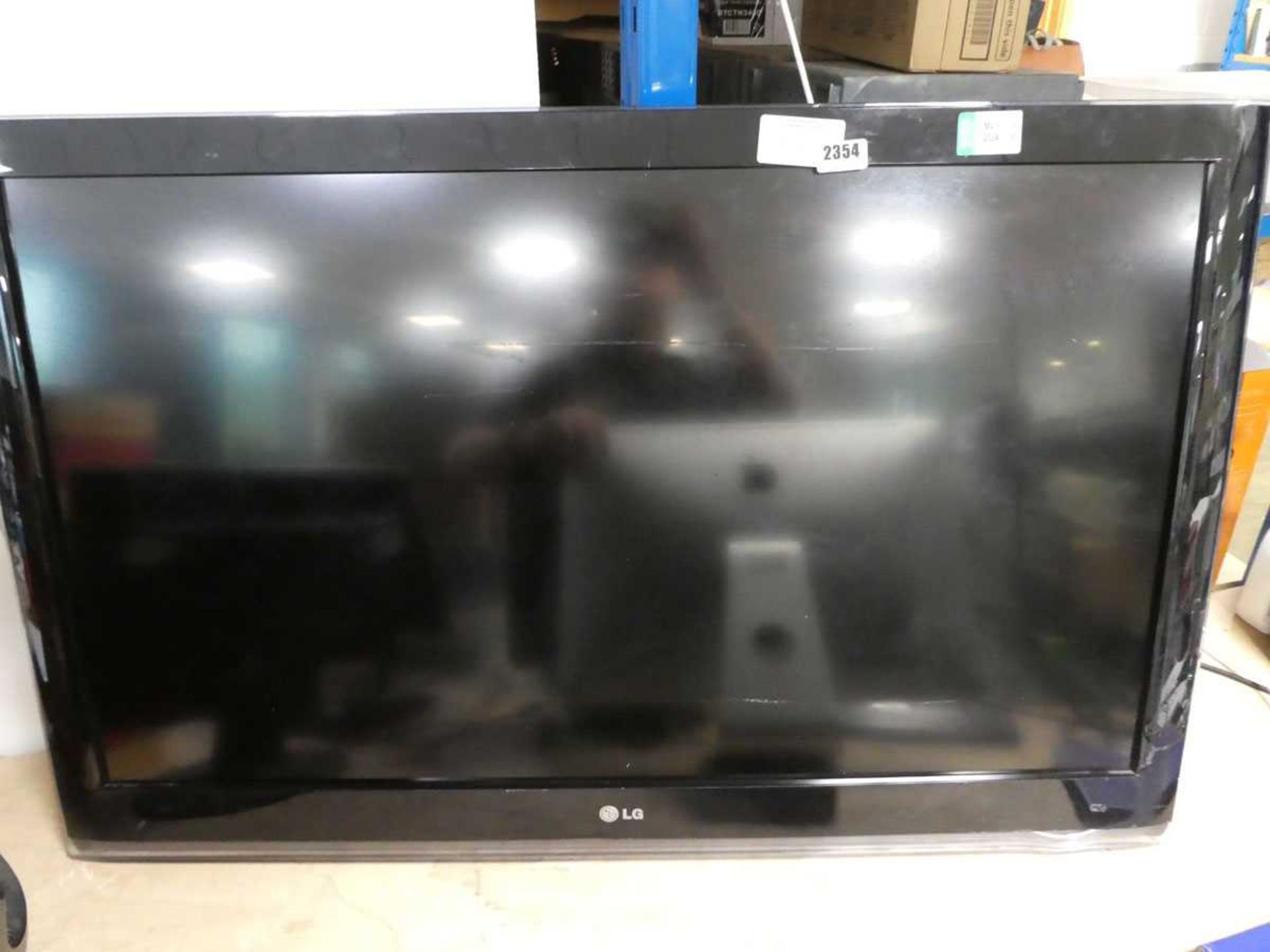 +VAT LG 42" TV model 42LH4000, no stand or remote Appears to be crack in screen, possibly for spares