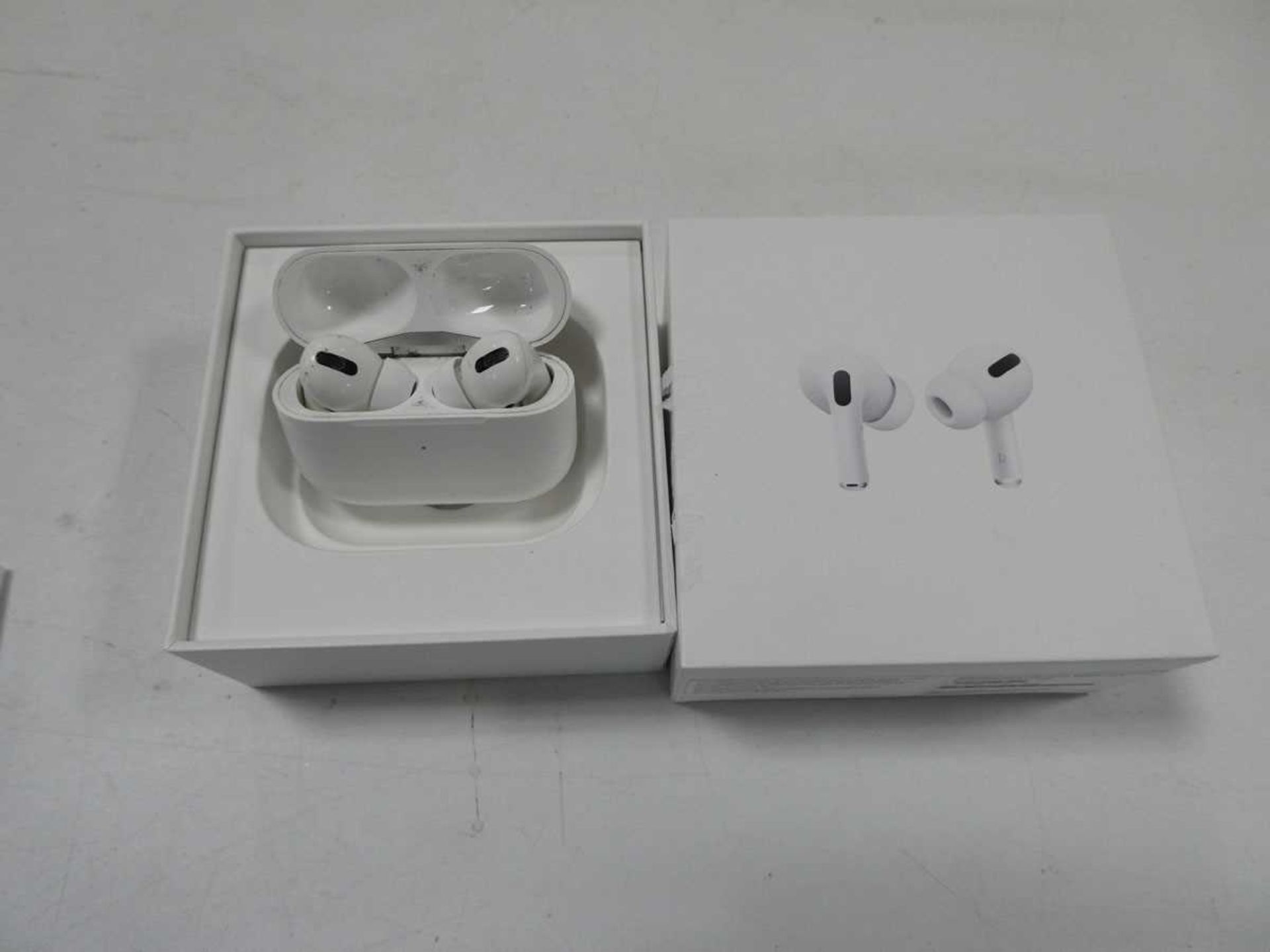 +VAT Pair of Apple airpods pro for spares and repairs