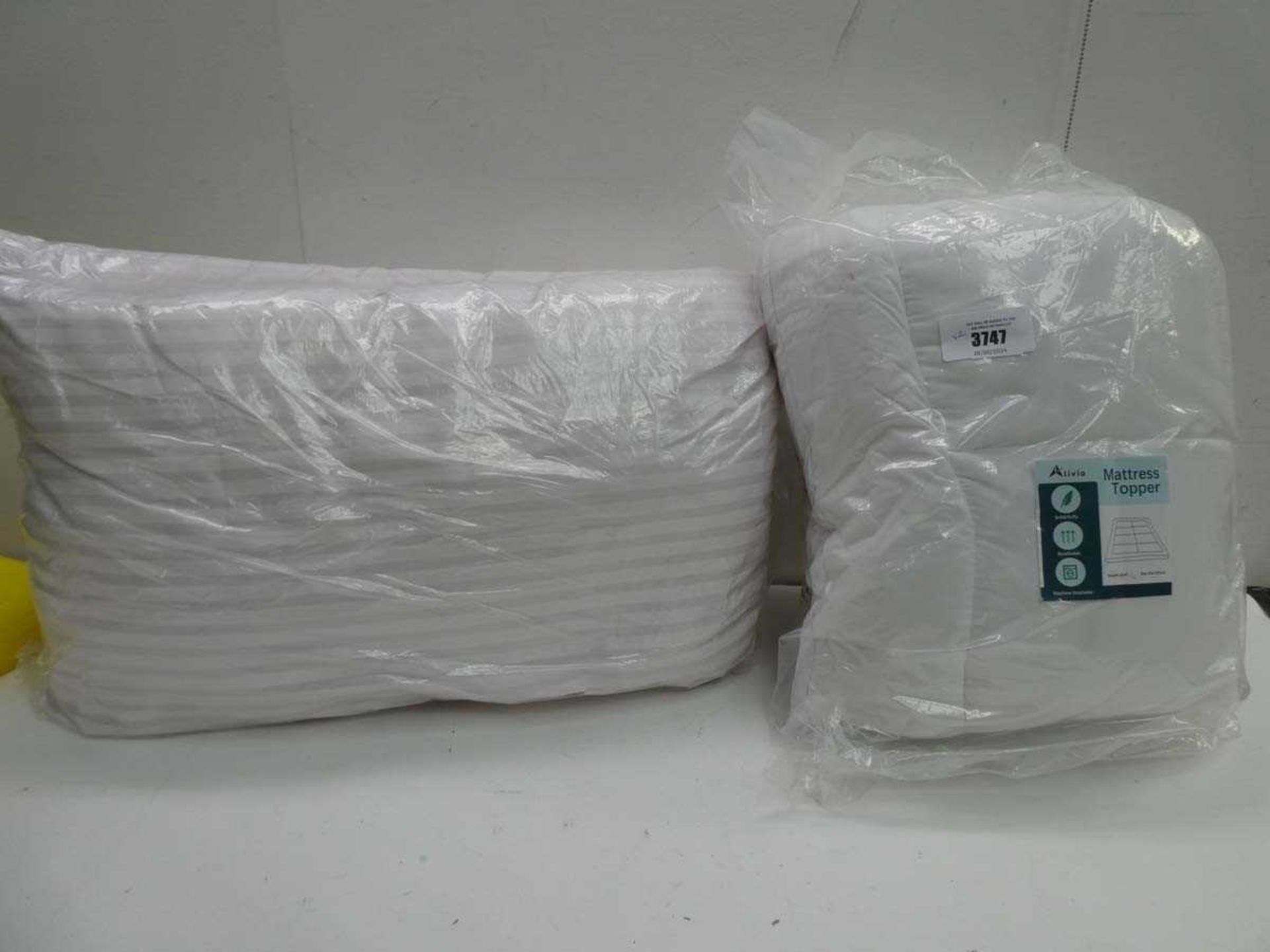 +VAT 150x200cm mattress topper and pack of 2 pillows