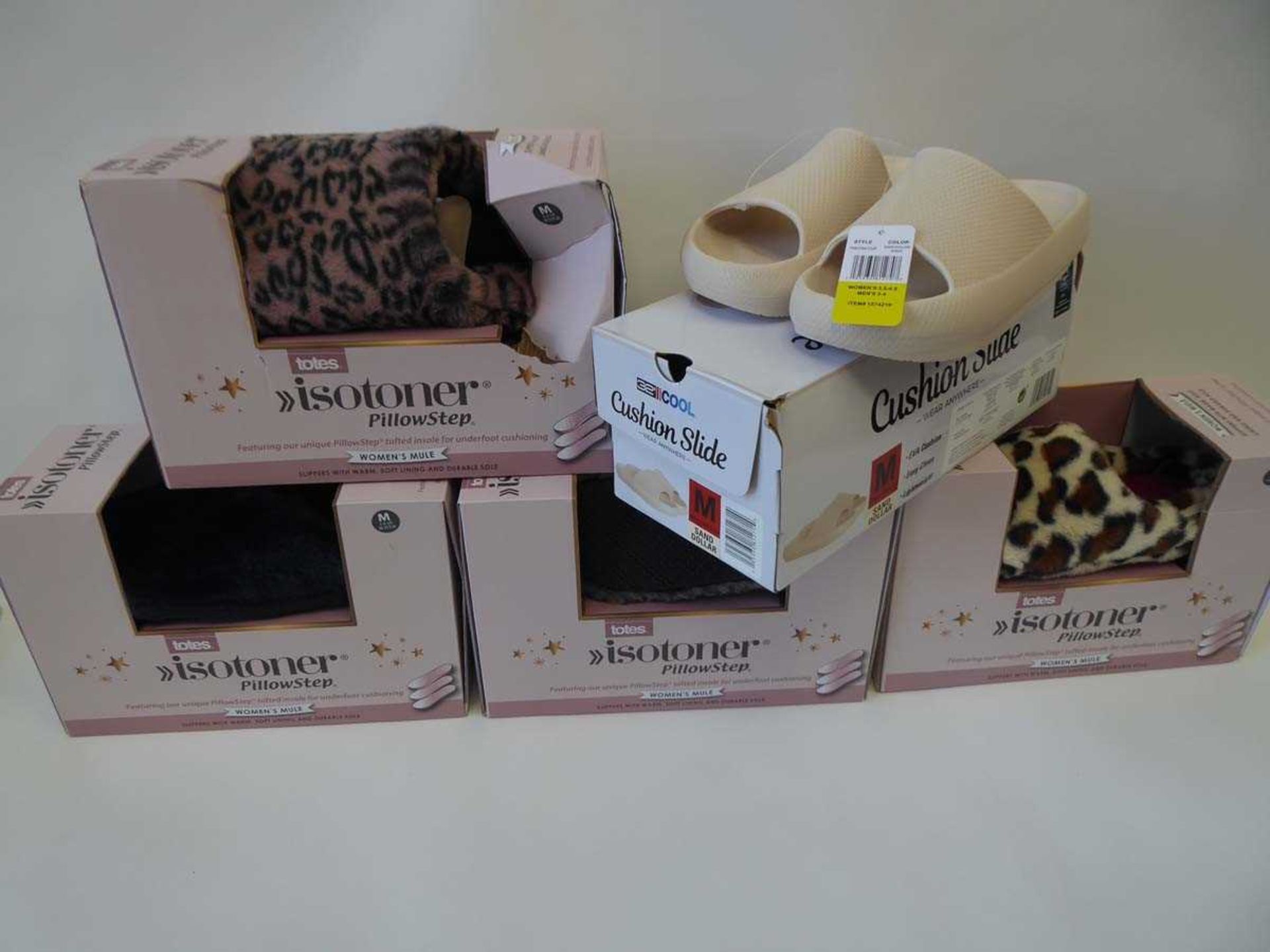 +VAT Approx. 4 pairs of women's Totes Isotoner Pillowstep slippers, plus 1 pair of 32 Degree Cool