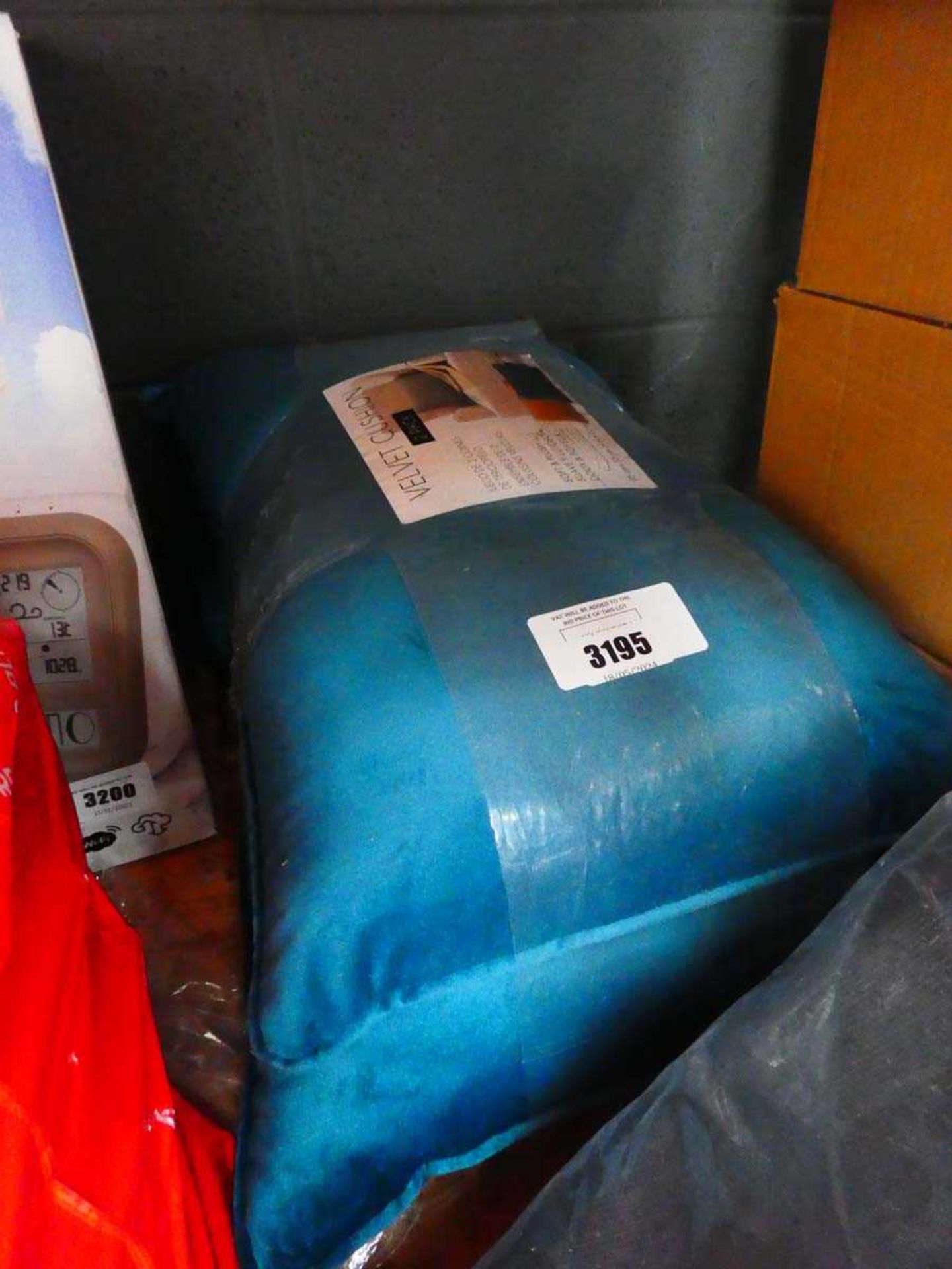 +VAT 2 velvet cushions