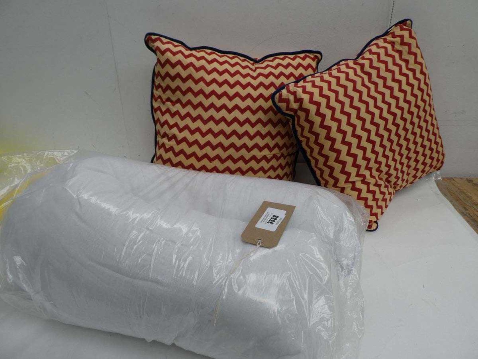 +VAT 2 scatter cushions and support pillow