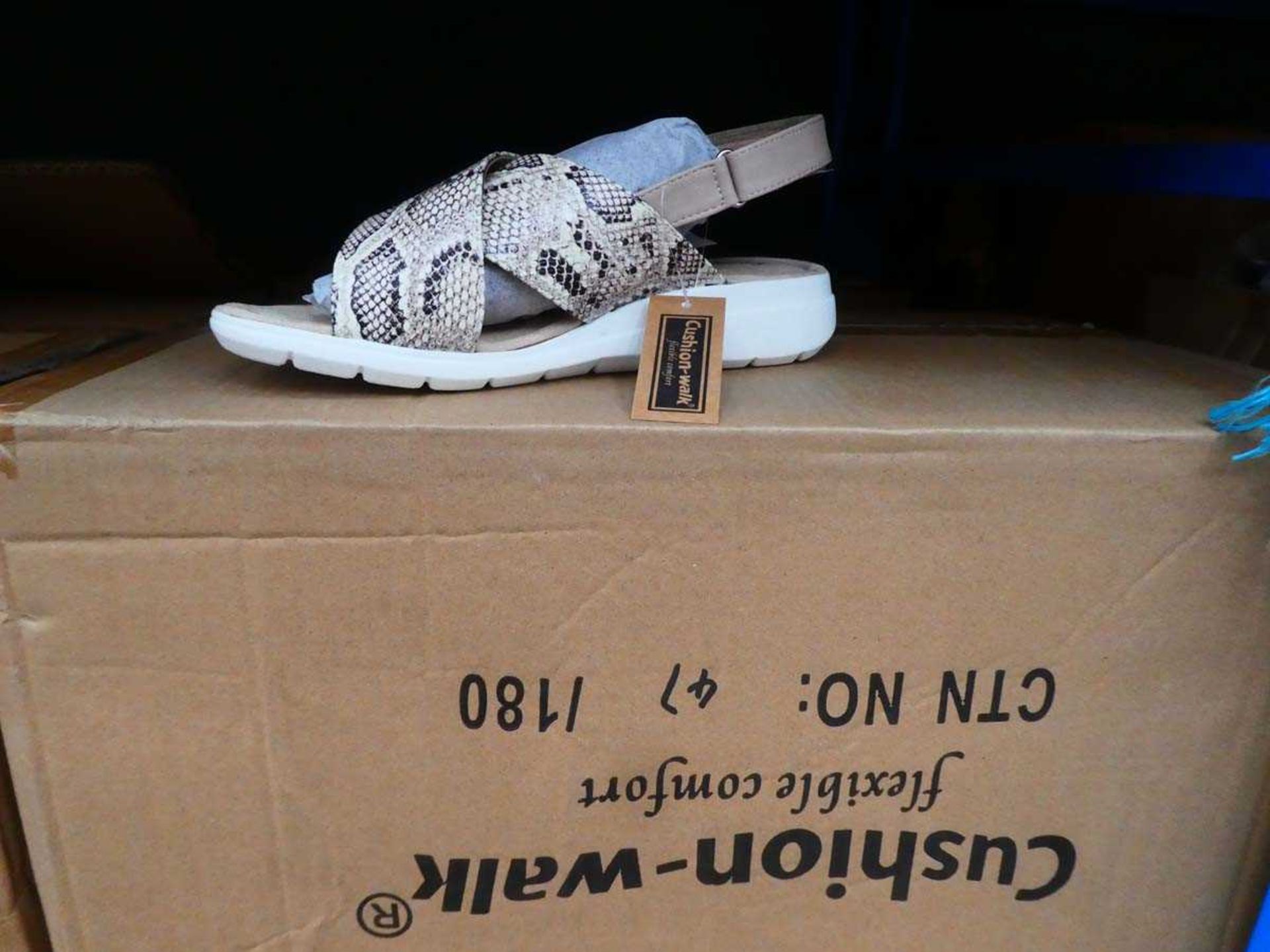 +VAT Qty of Cushion-Walk shoes