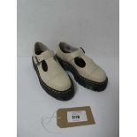 +VAT Pair of ladies Dr. Martens Mary Jane shoes, creme, UK 6