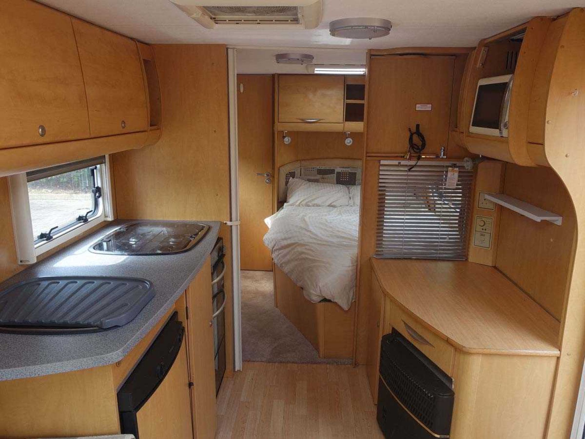 Bailey Senator 6 Wyoming Touring Caravan, with CRIS certificate, year 2009, one former keeper - Image 7 of 14