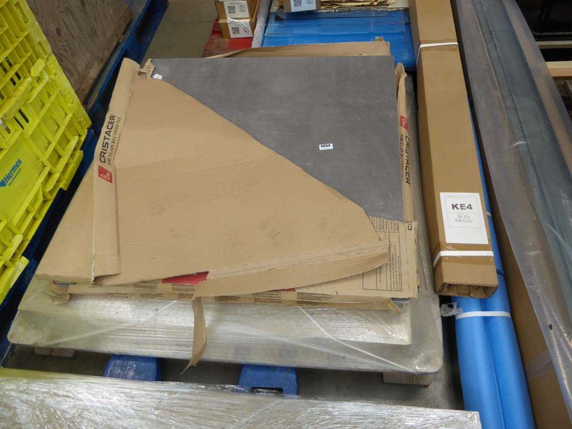 Pallet containing large porcelain tiles