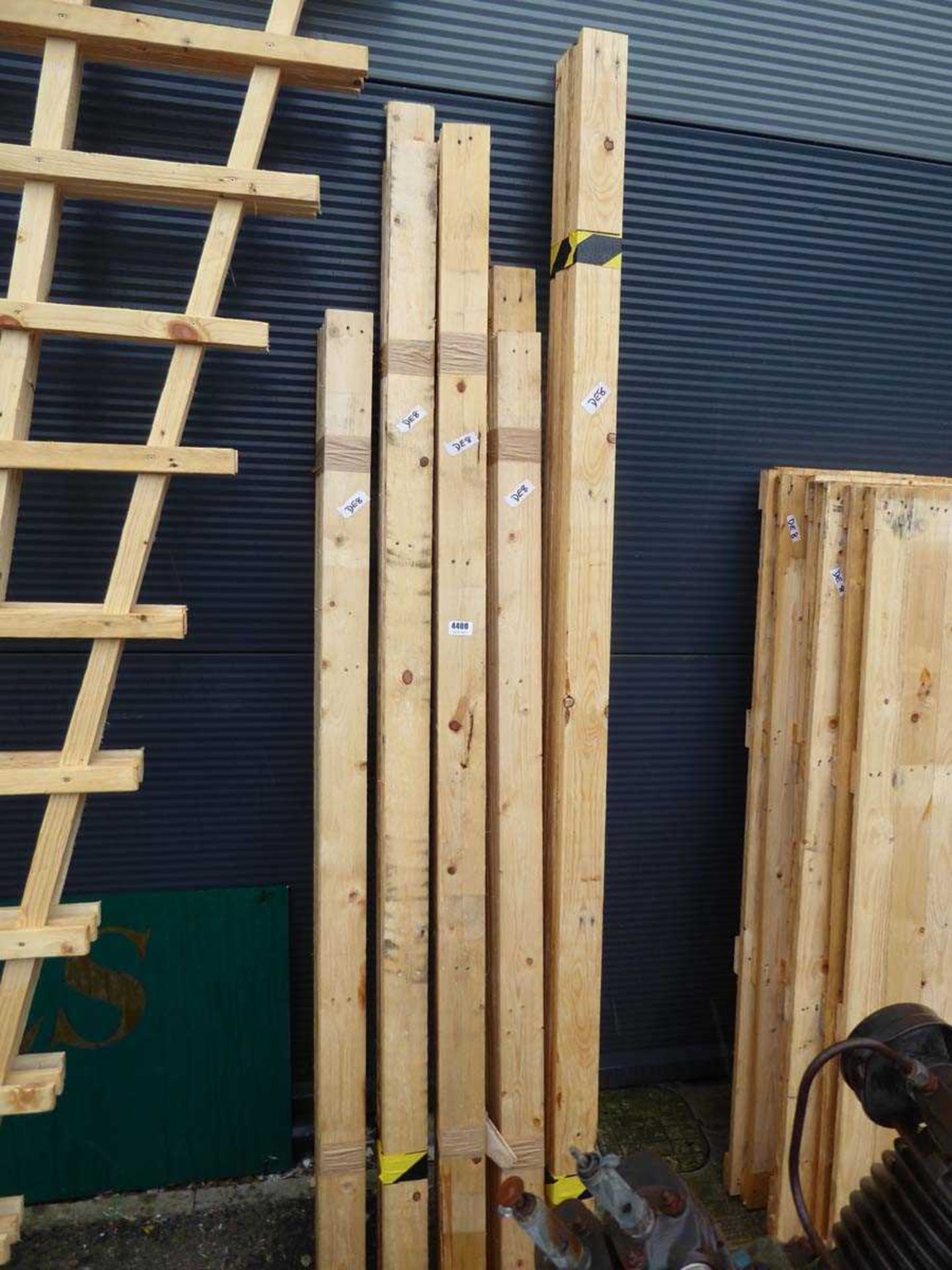 Large quantity of pallet wood slats