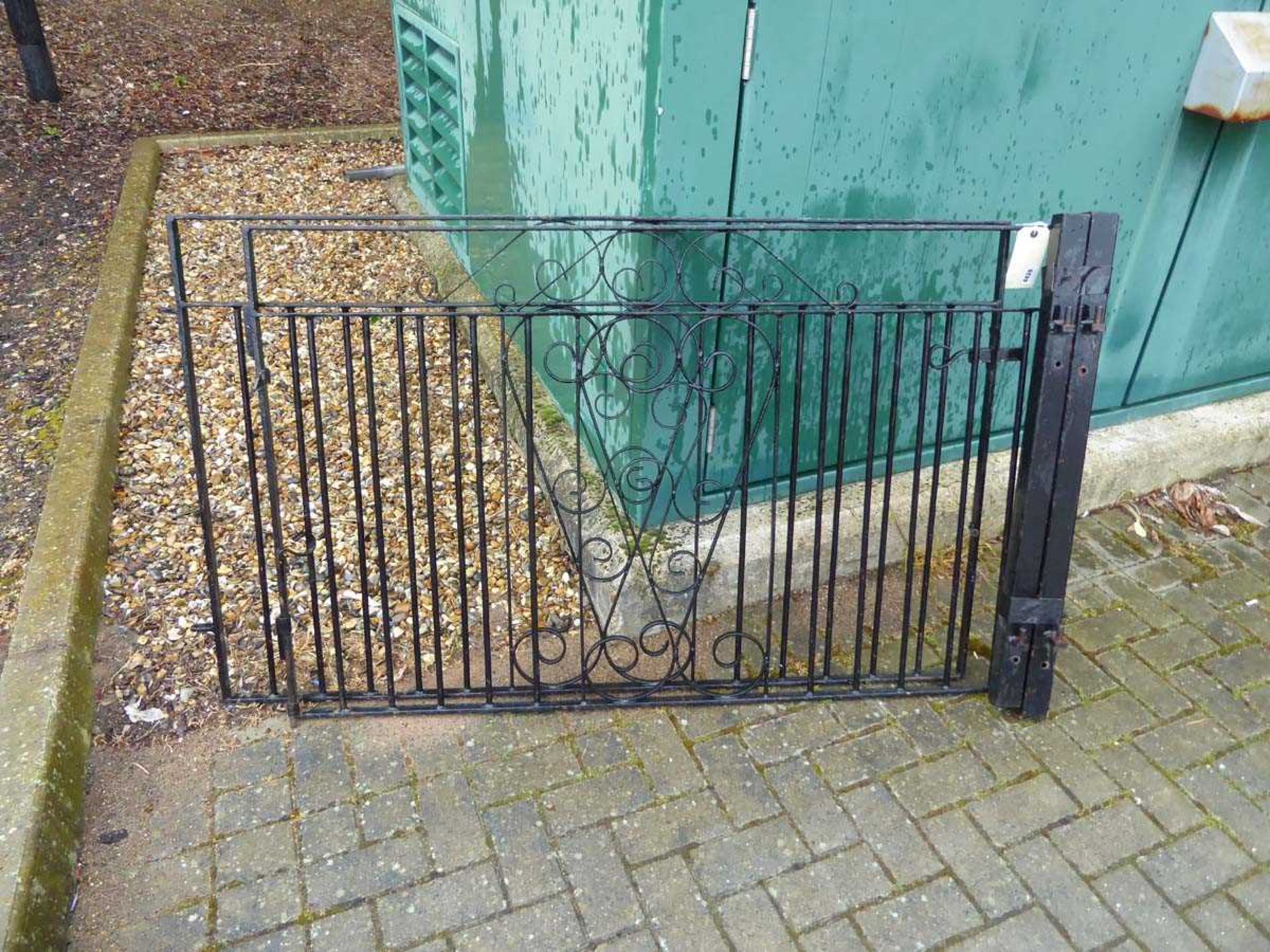 Double metal driveway gate