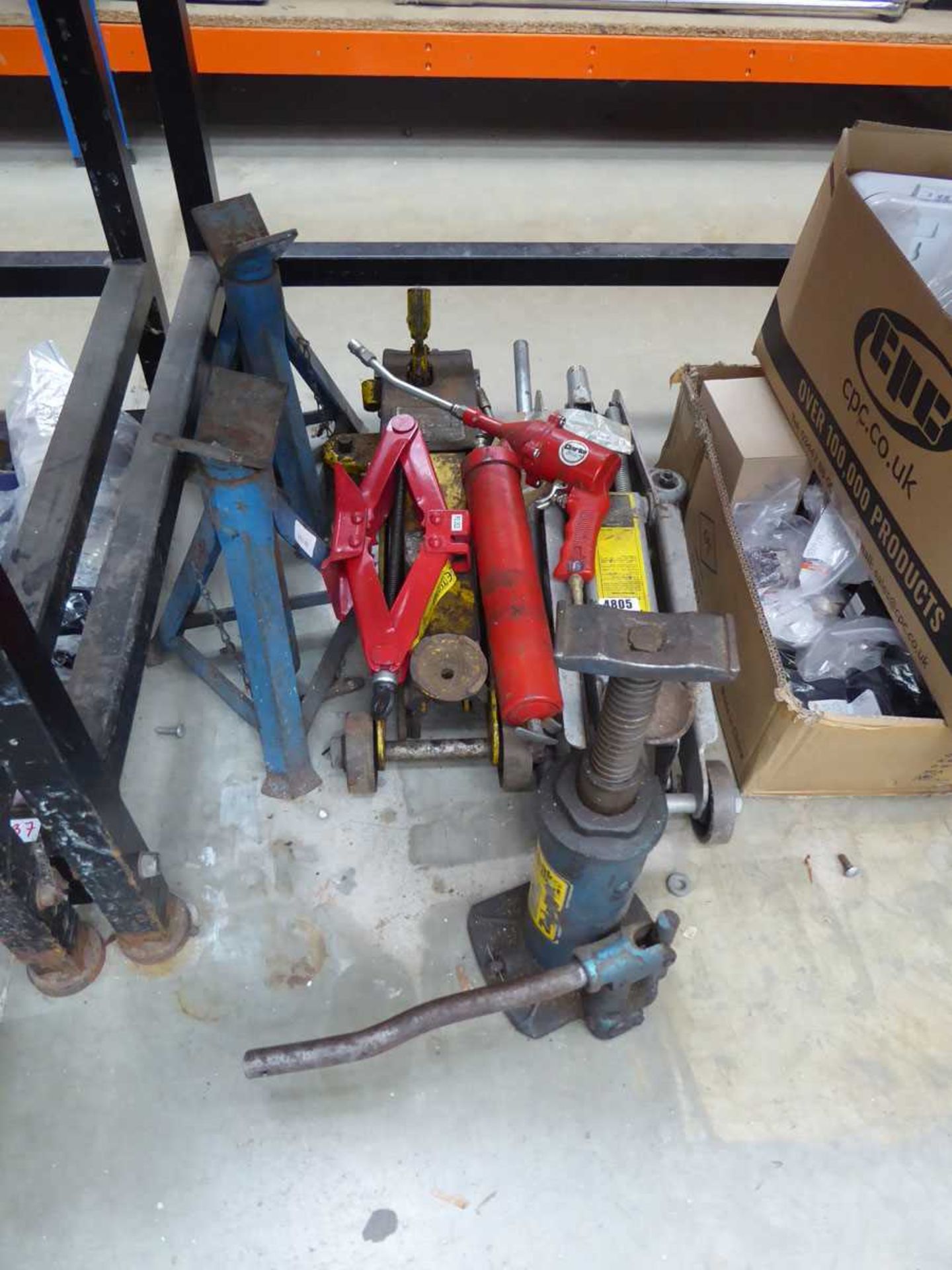 Quantity of jacks, bottle jacks, axle stands, etc