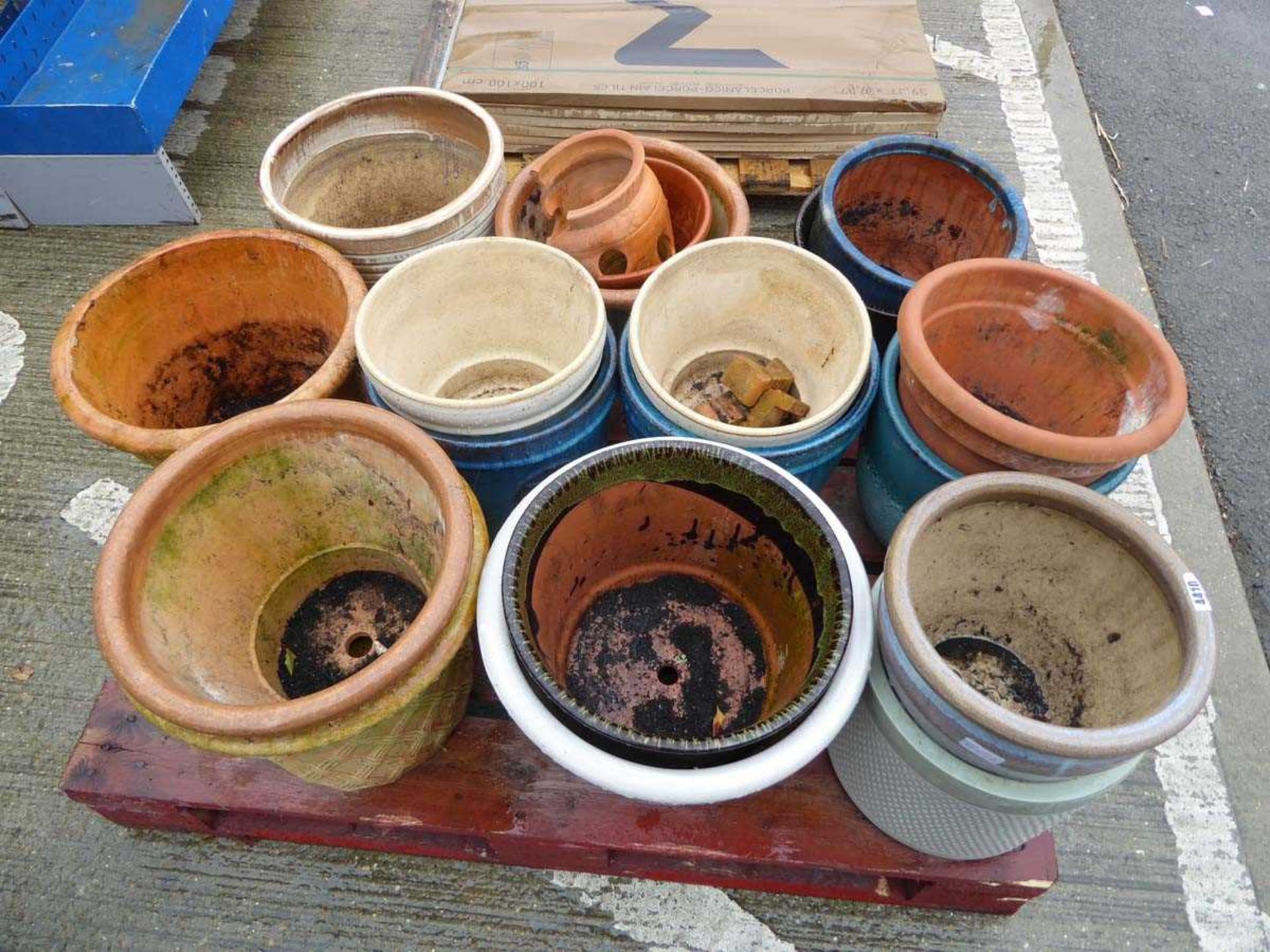 Pallet of assorted pots