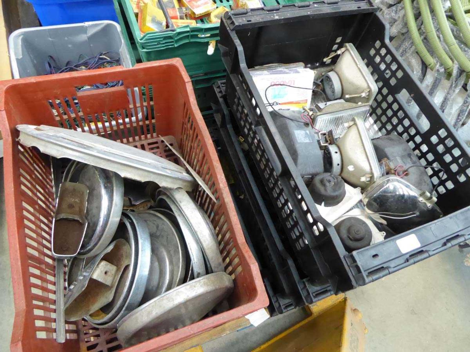 Pallet of vintage car parts and accessories including wiring looms, mirrors, lamps, brake shoes - Image 3 of 3