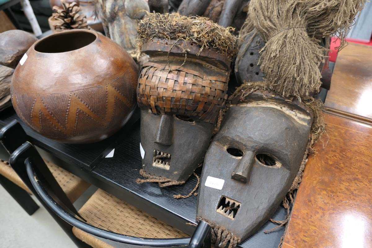 Large quantity of wooden carved tribal masks and figures - Bild 2 aus 3