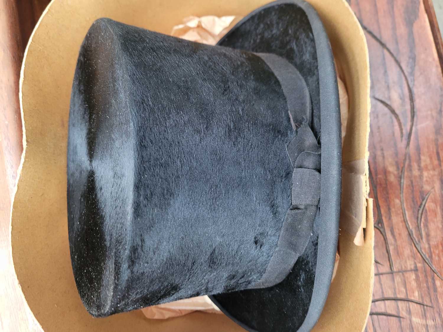 Top hat and gloves Width: 6.5"Length: 8"Height: 6.5" External silk is in good condition - Image 2 of 3