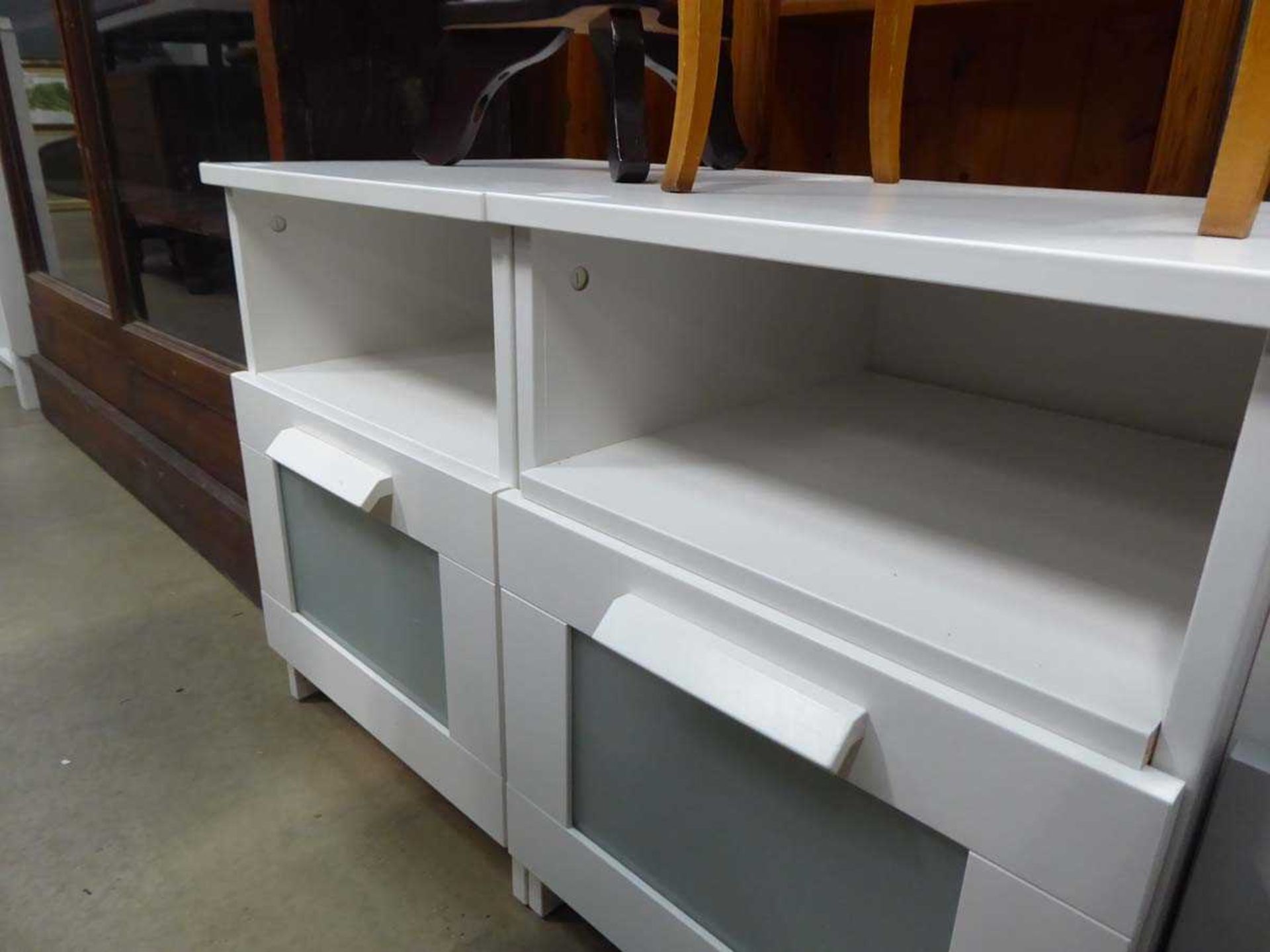 Glazed topped grey low sideboard with 2 drawers and 2 white painted single drawer bedside cabinet - Image 2 of 2