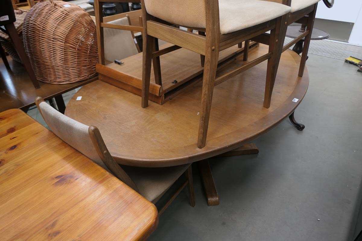 Oval extending table with 6 matching chairs
