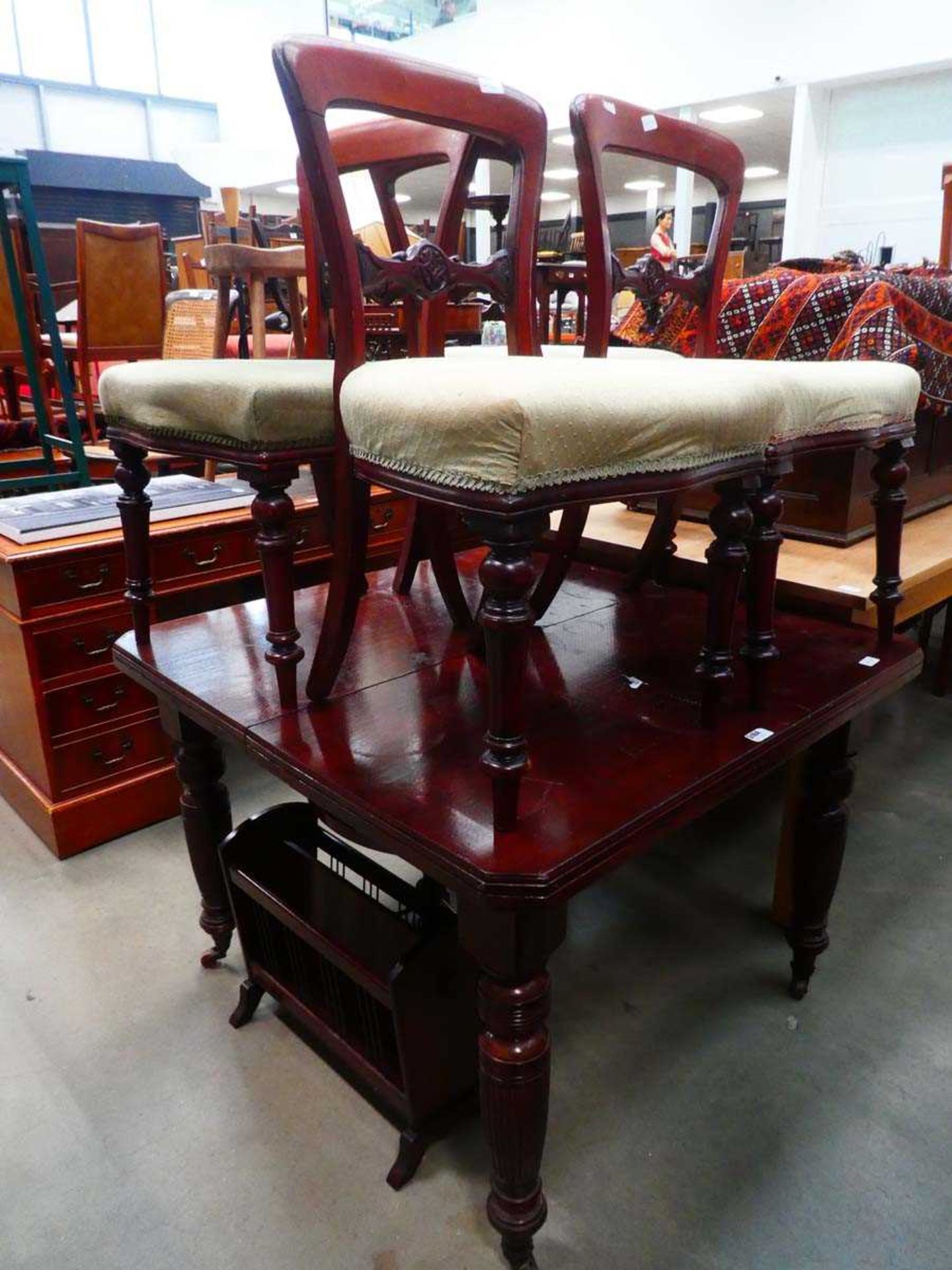 Dining room extending table on fluted supports