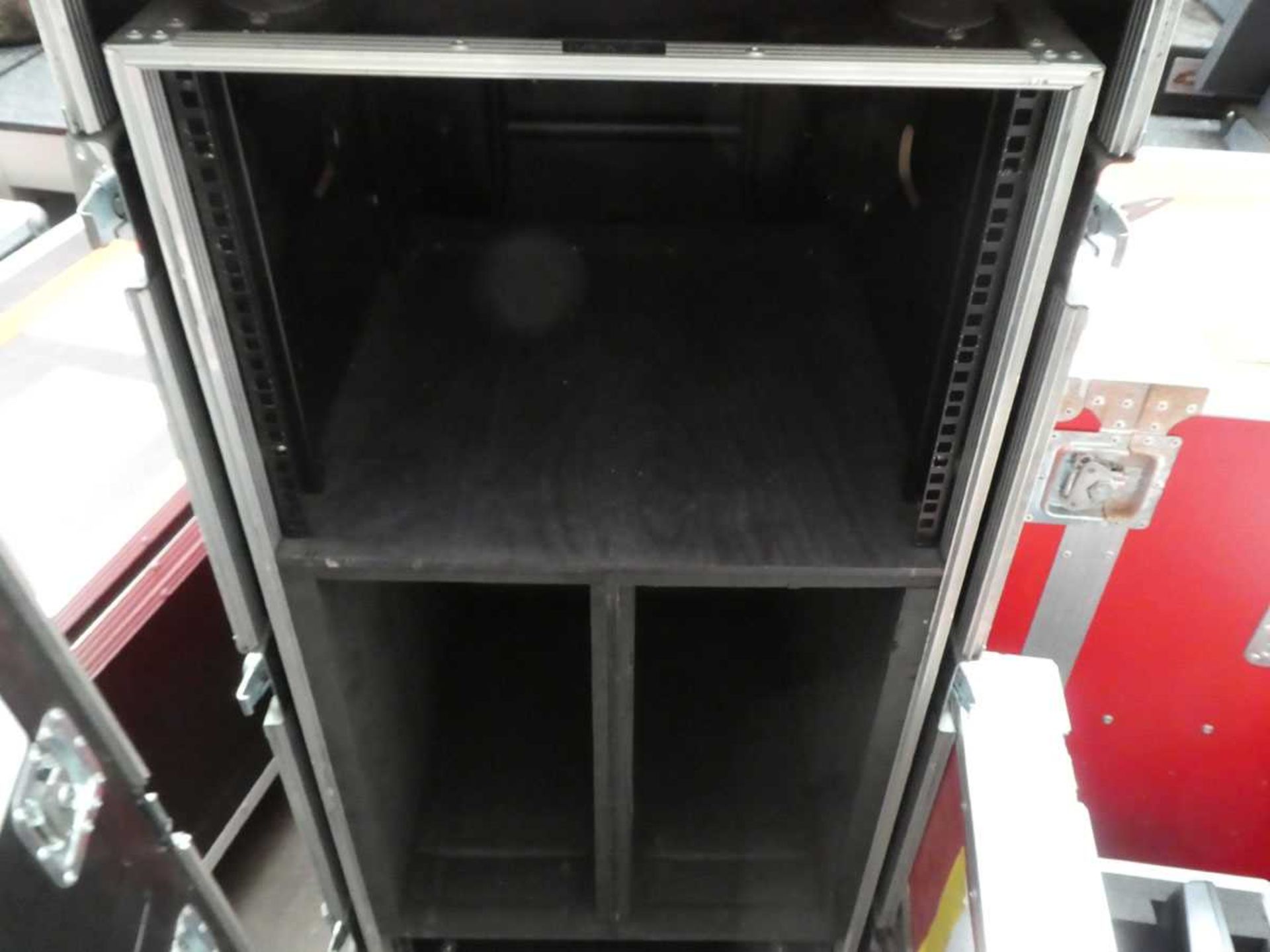 +VAT Large wheel Shock mounted flight case in red, size approx. 910x585x1305mm, foamed to house - Image 4 of 4