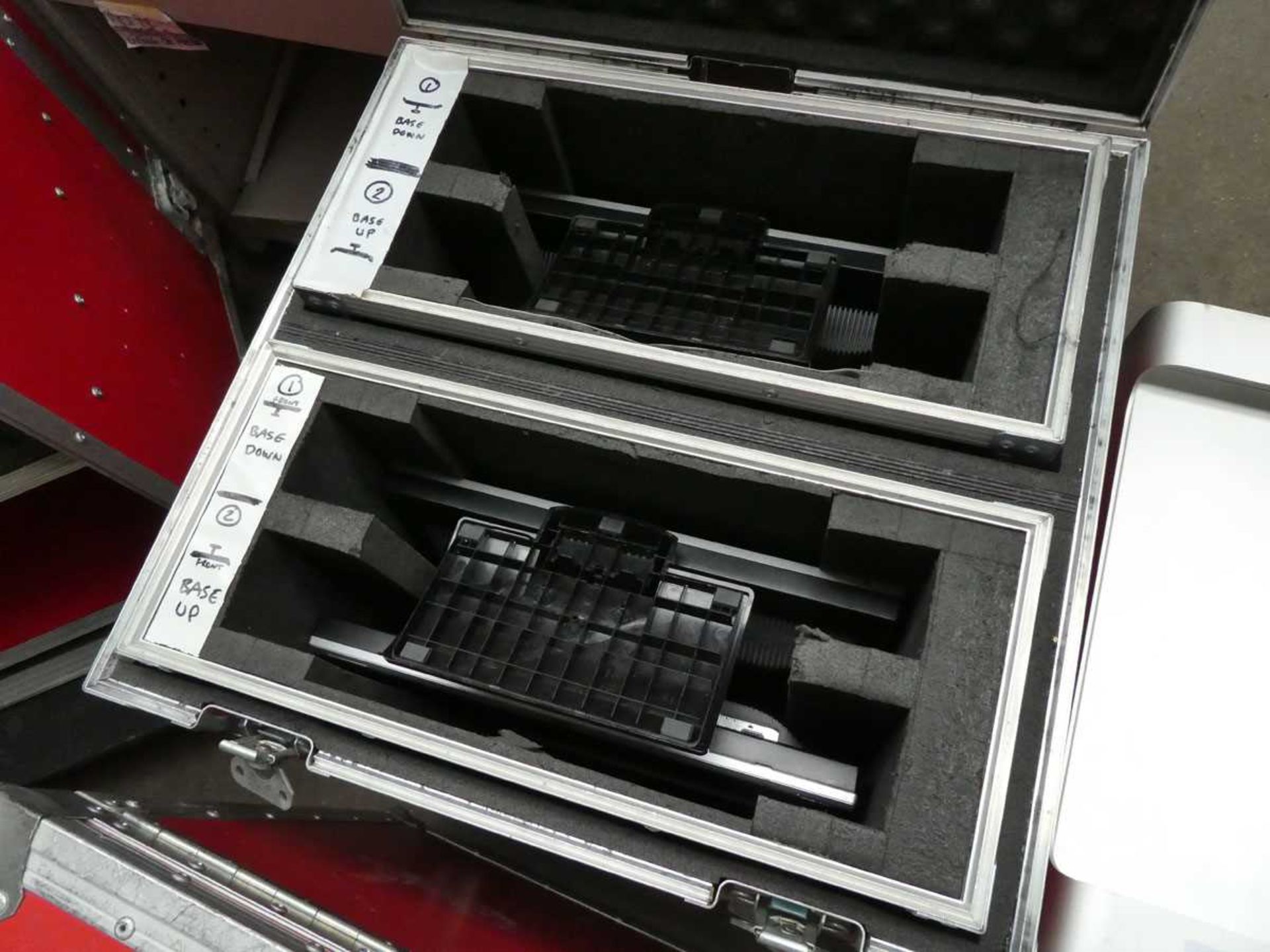 +VAT Red flight case cube on castors containing 4 BenQ 17" monitors - Bild 3 aus 3