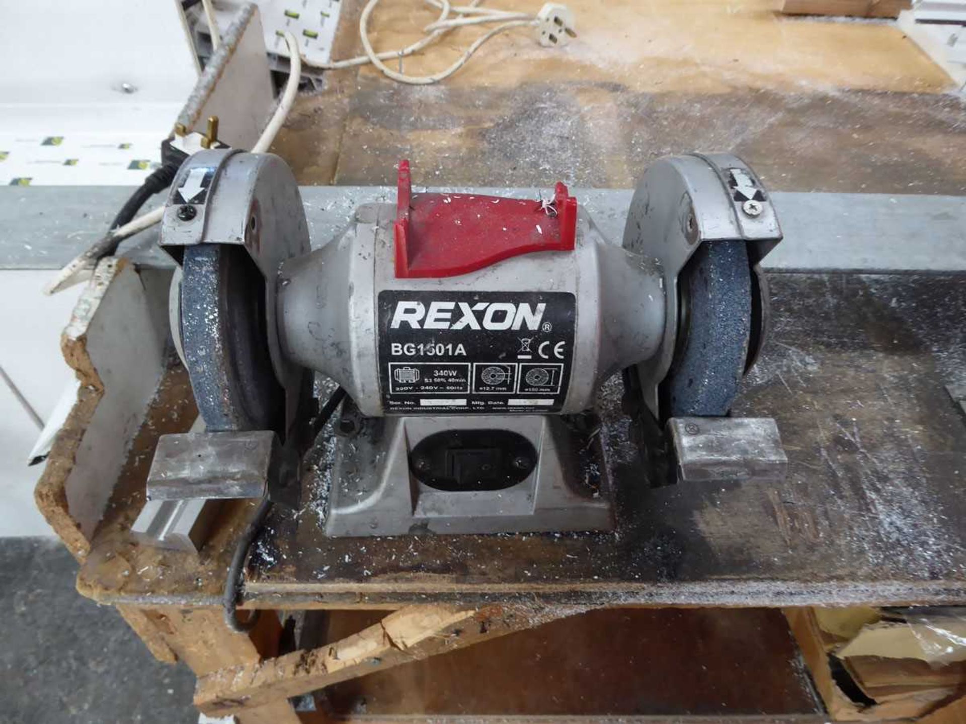 Rexon BG1501A double-ended bench grinder together with a Record 4" engineers vice - Image 2 of 2