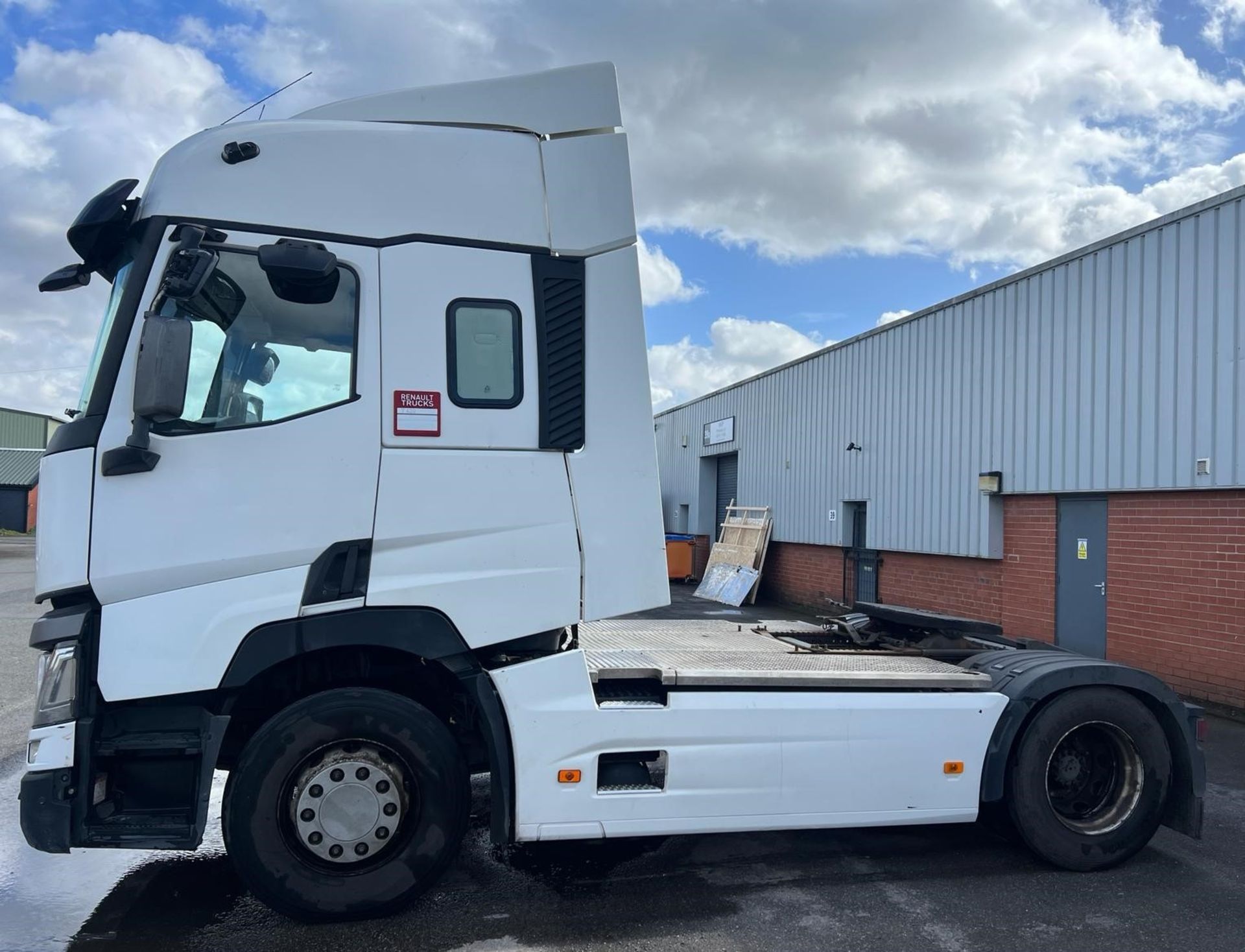 A Renault T430 4x2 Tractor Unit, Reg. No.LK64LPE, first registered 27/10/2014, indicated 735,096 km, - Bild 4 aus 12