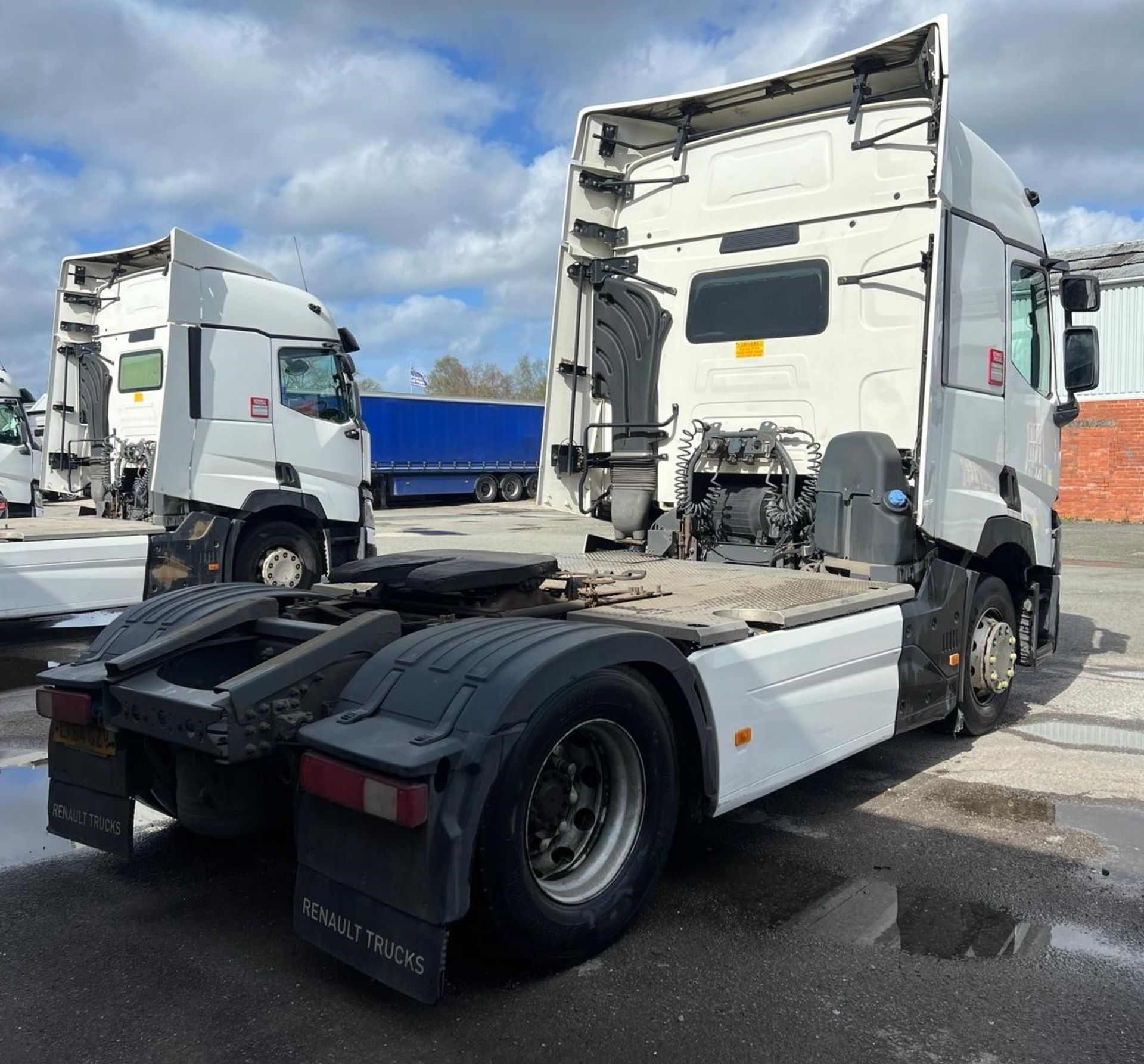 A Renault T430 4x2 Tractor Unit, Reg. No.LK64GZV, first registered 27/10/2014, indicated 673,663 km, - Image 7 of 12