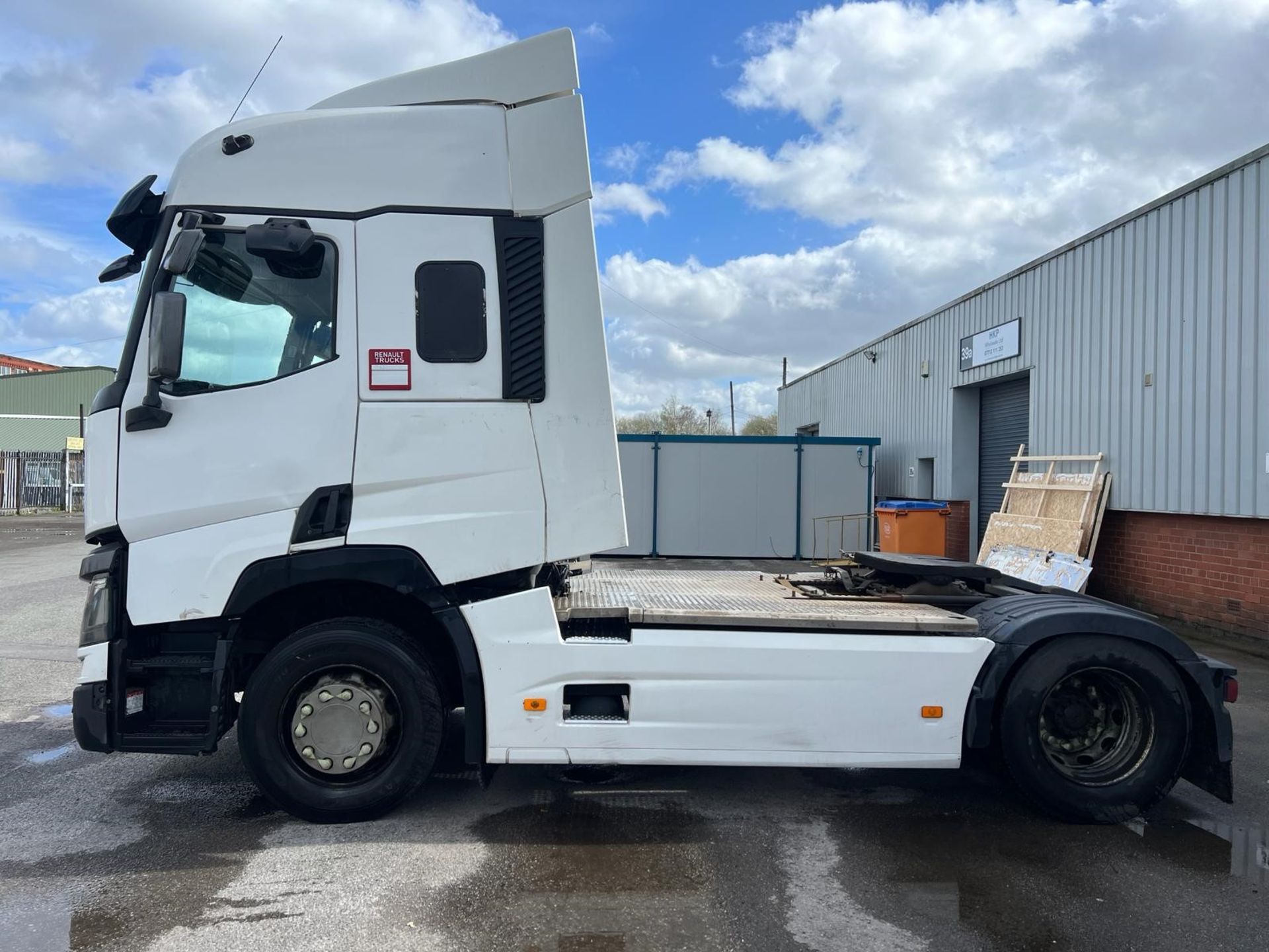 A Renault T430 4x2 Tractor Unit, Reg. No.LK64GZV, first registered 27/10/2014, indicated 673,663 km, - Image 4 of 12