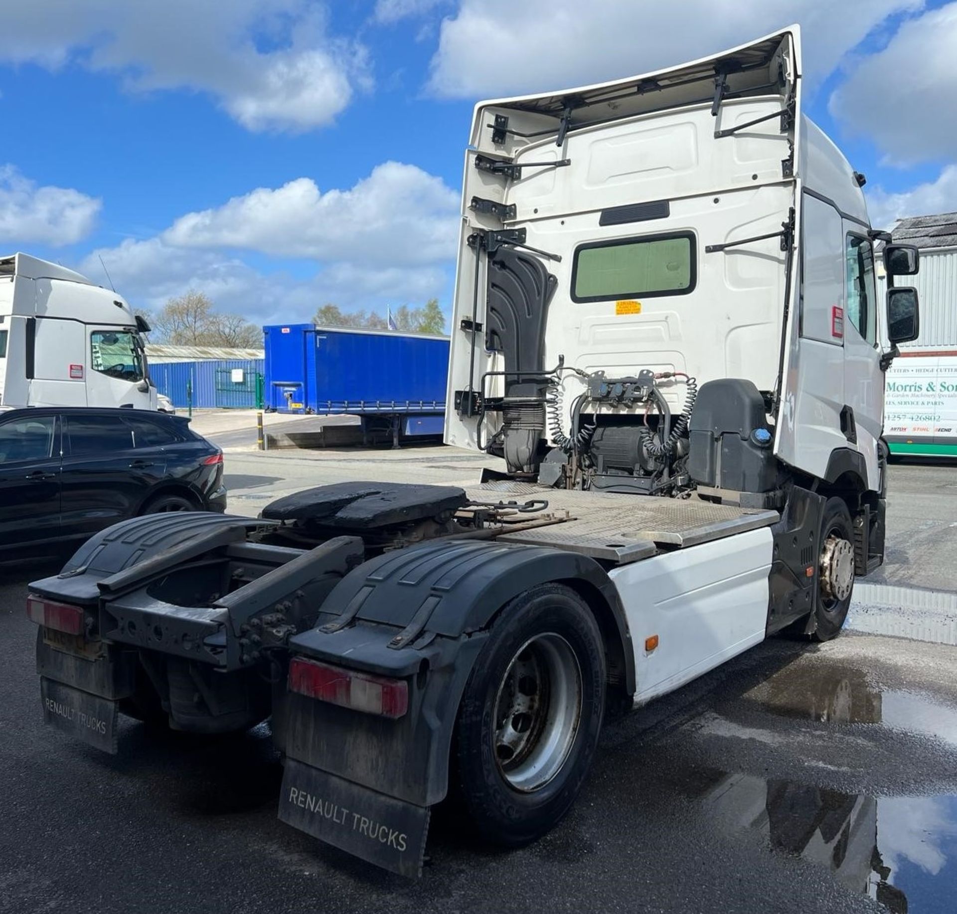 A Renault T430 4x2 Tractor Unit, Reg. No.LK64LPE, first registered 27/10/2014, indicated 735,096 km, - Bild 7 aus 12