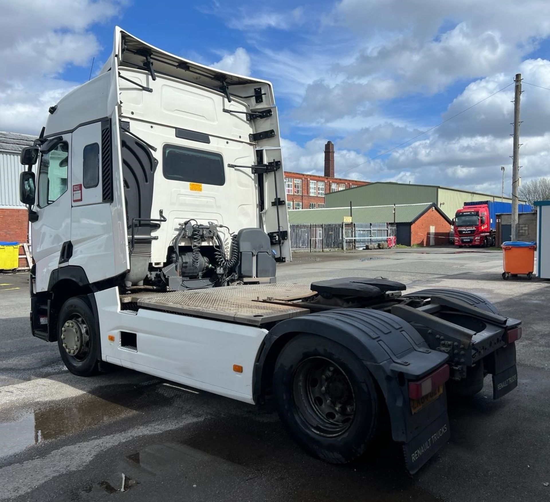 A Renault T430 4x2 Tractor Unit, Reg. No.LK64GZV, first registered 27/10/2014, indicated 673,663 km, - Image 5 of 12