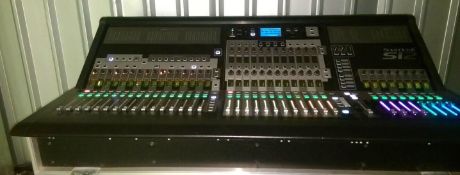 Soundcraft Si2 Digital Mixing Desk with Flightcase - Water Damaged