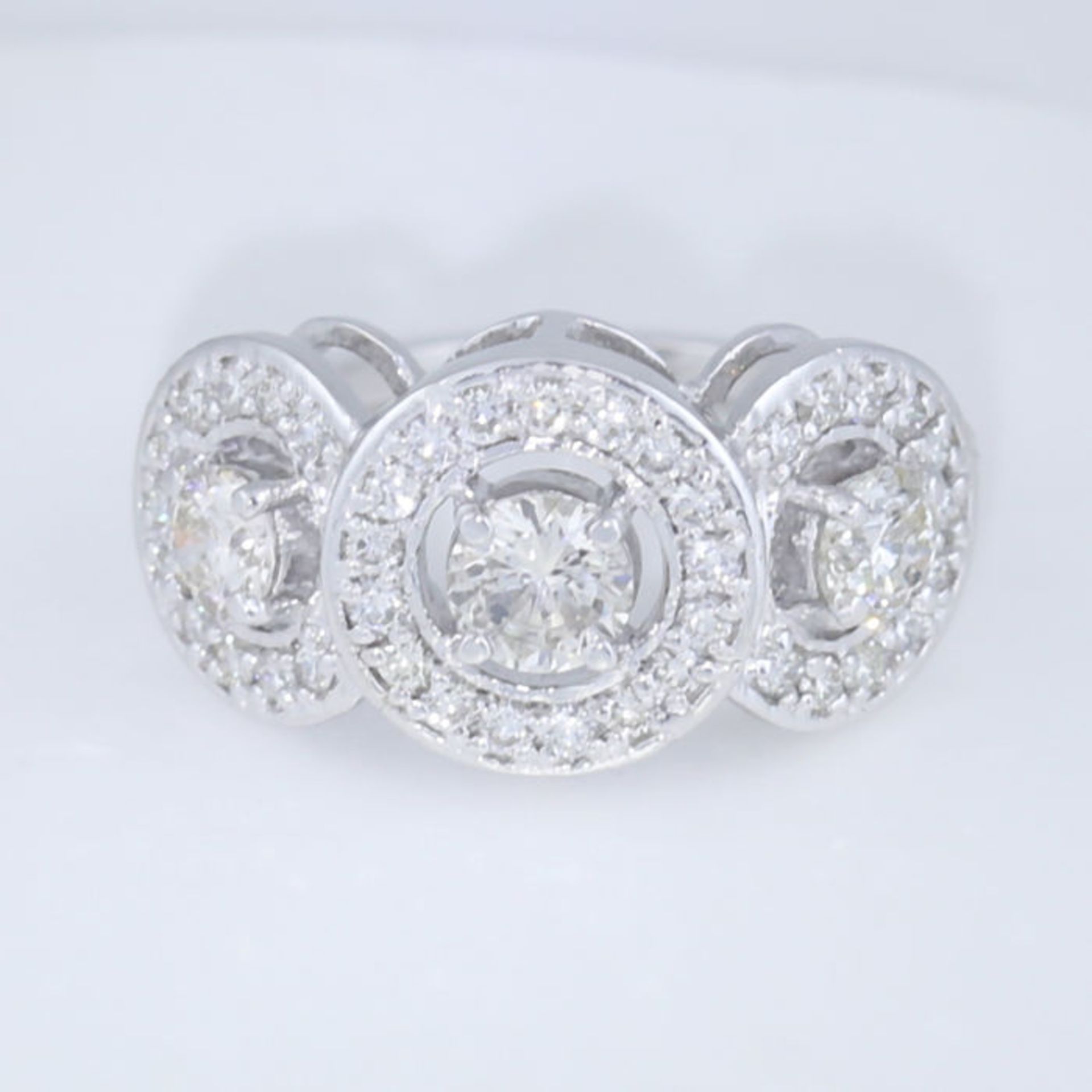 14 K / 585White Gold Designer 3 Solitaire Diamond Ring - Image 4 of 4