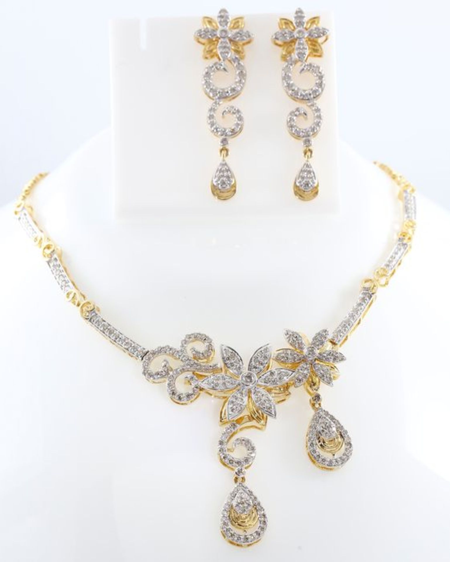 IGI Certified 14 K / 585 Yellow Gold Diamond Necklace with Matching Chandelier Earrings - Image 4 of 8
